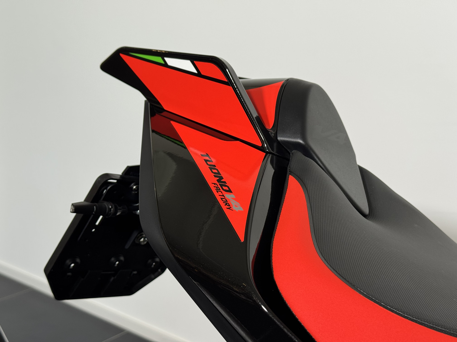 APRILIA Tuono V4 1100 Factory-image-3