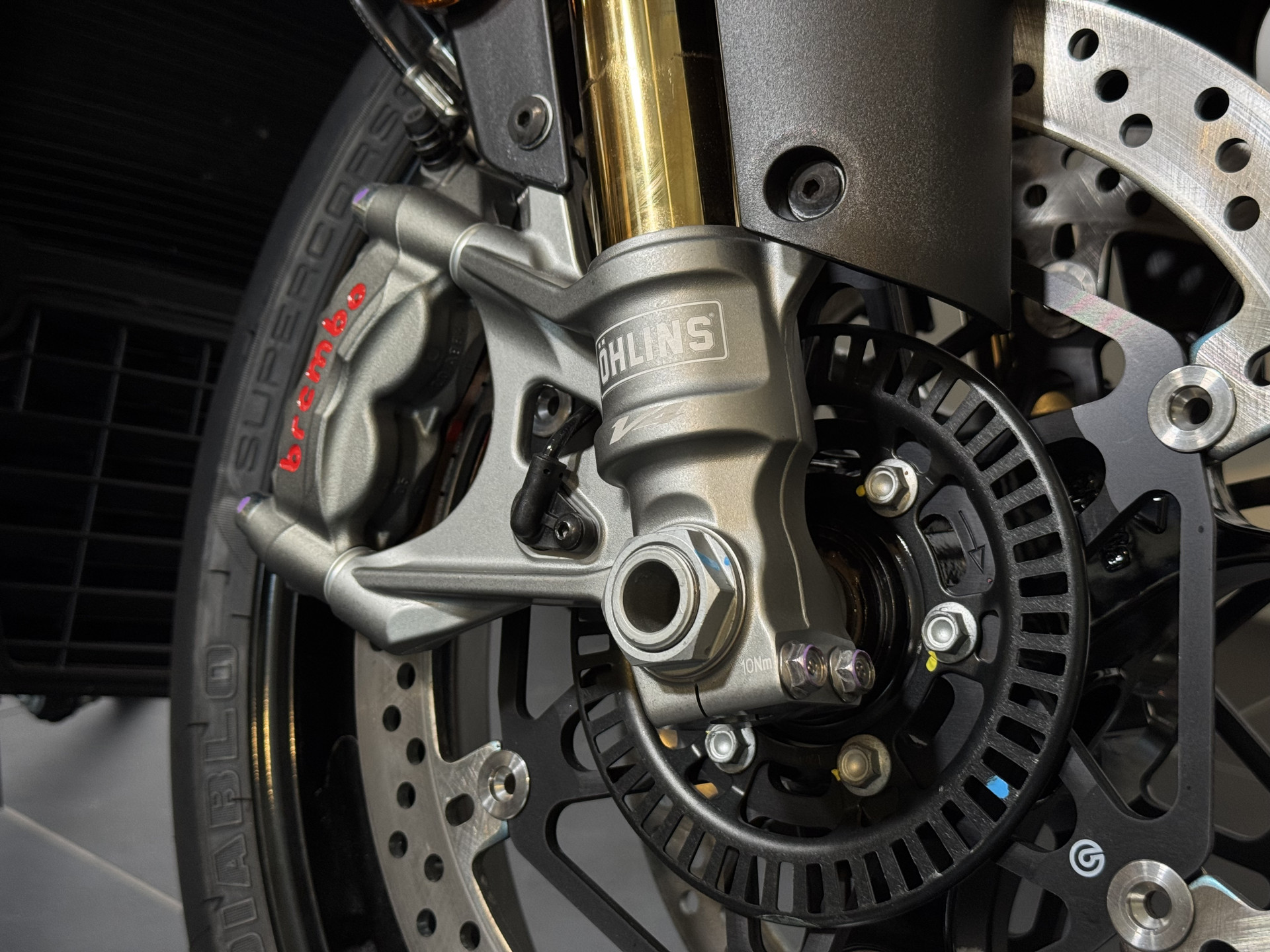 APRILIA Tuono V4 1100 Factory-image-7