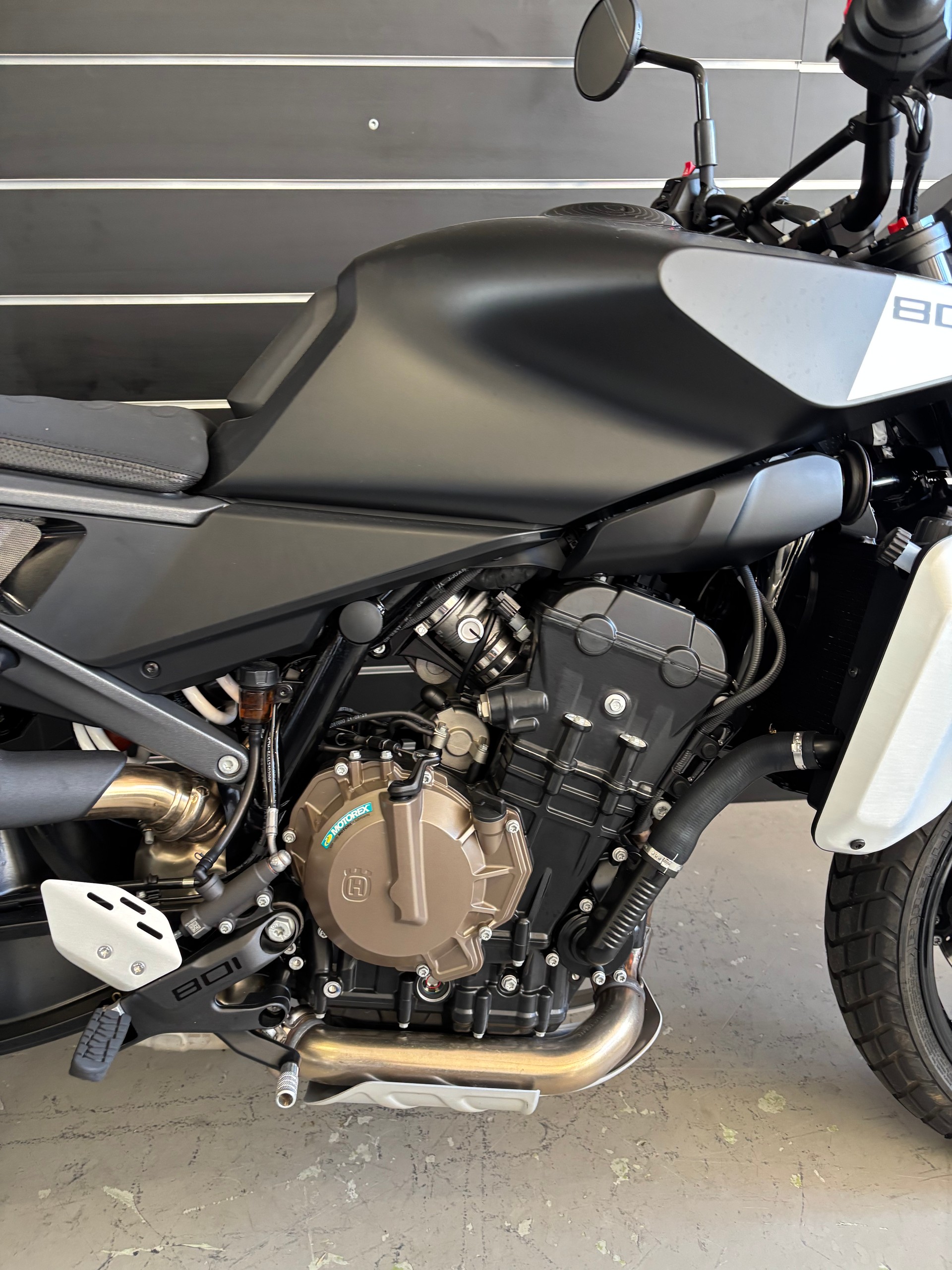 HUSQVARNA SVARTPILEN 801-image-5