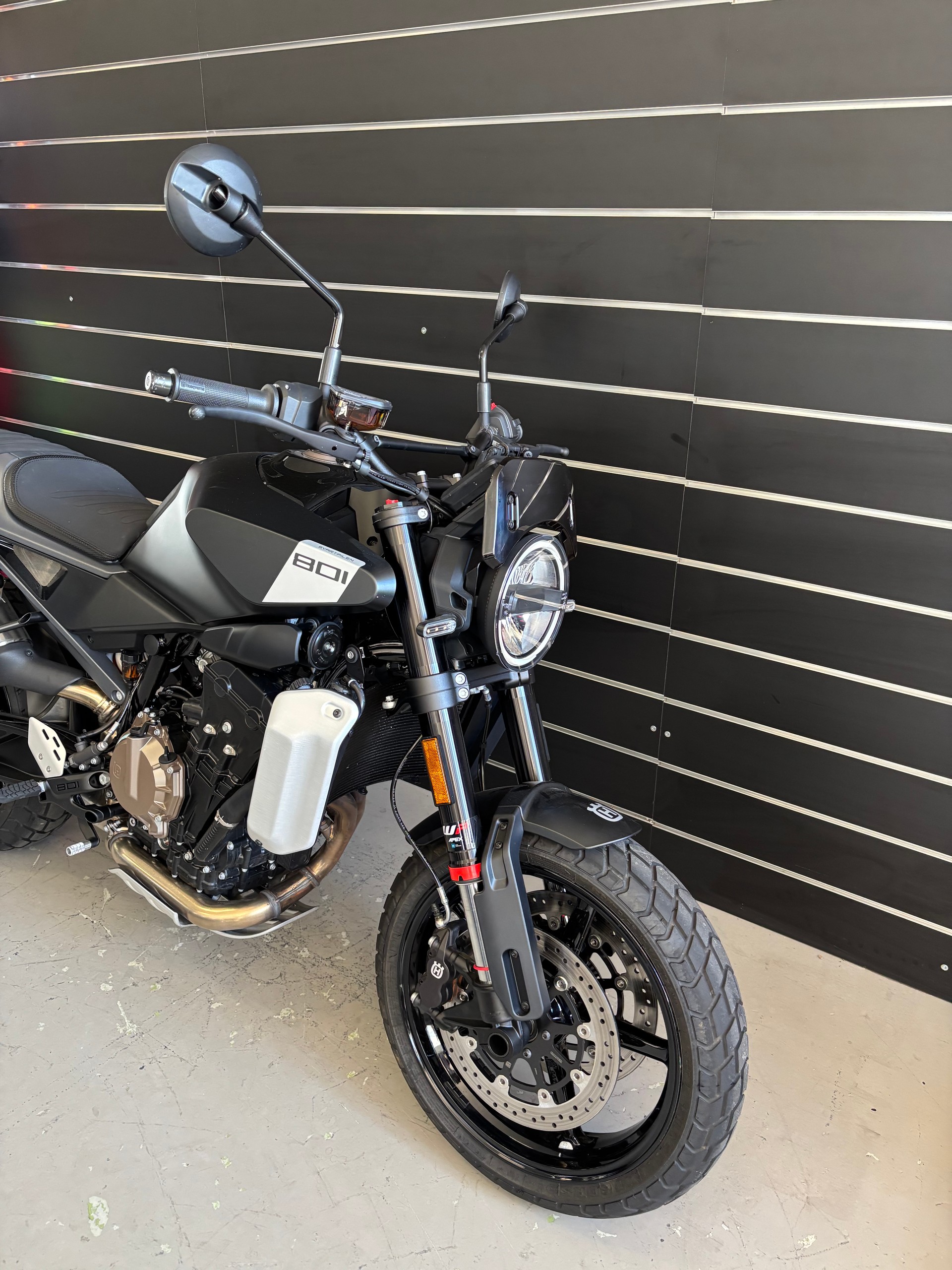 HUSQVARNA SVARTPILEN 801-image-2