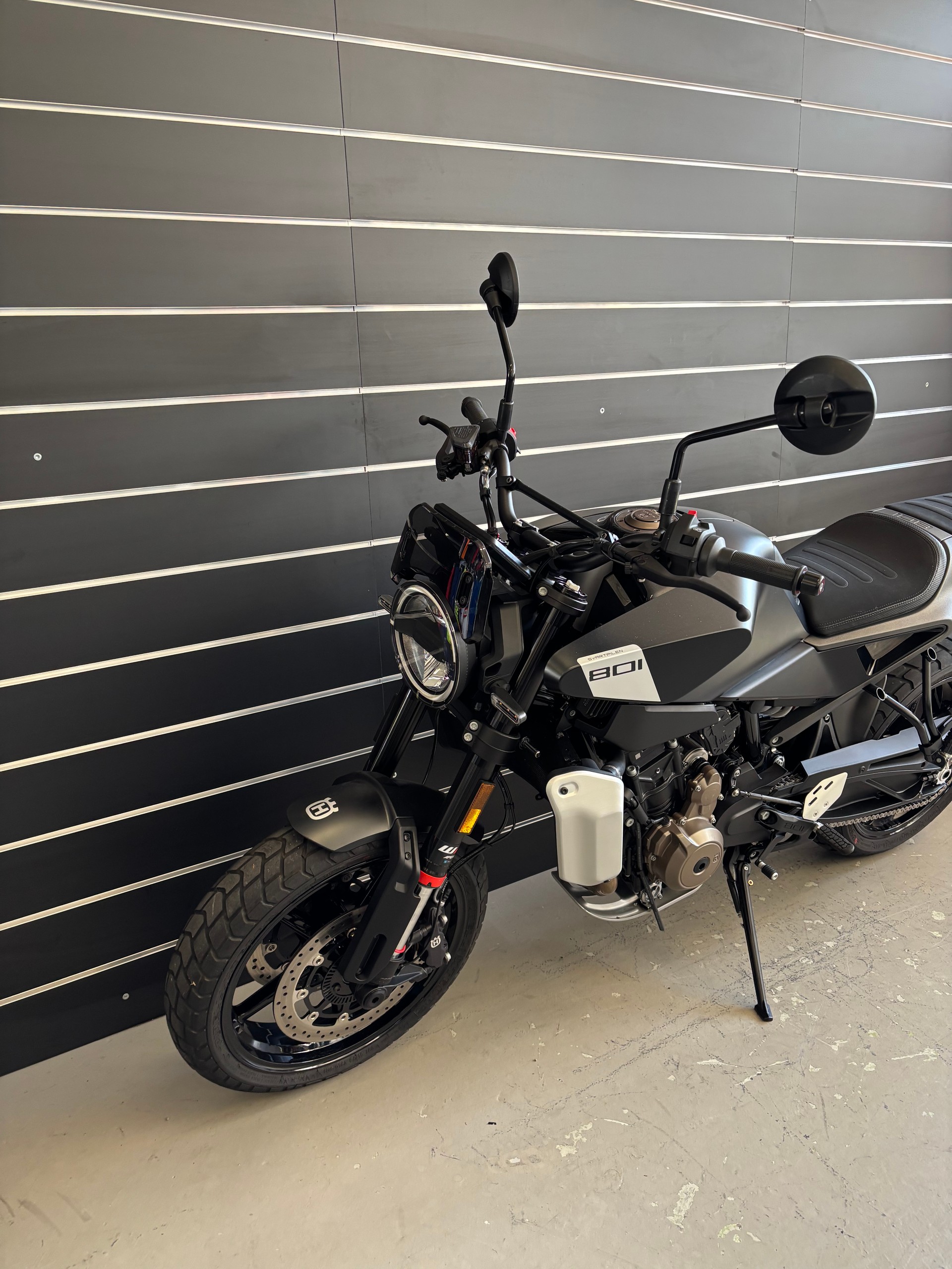 HUSQVARNA SVARTPILEN 801-image-4