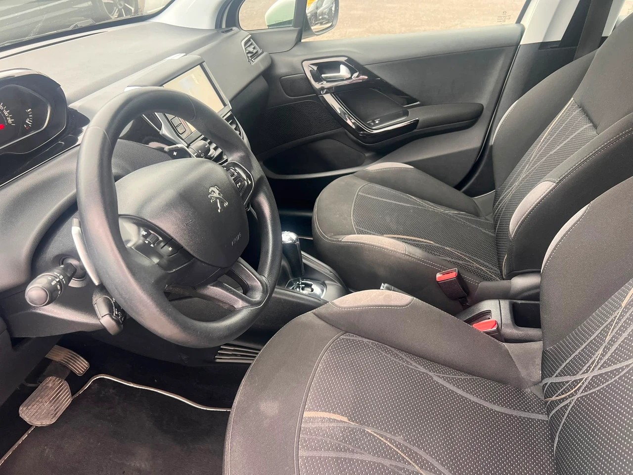 PEUGEOT 208 1.4 e-HDi Active EGS5-image-4