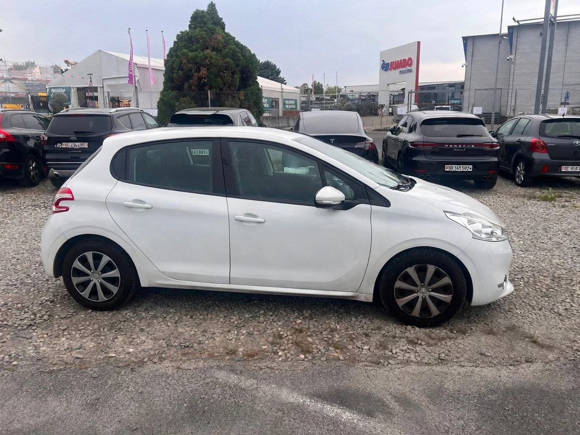 PEUGEOT 208 1.4 e-HDi Active EGS5-image-3