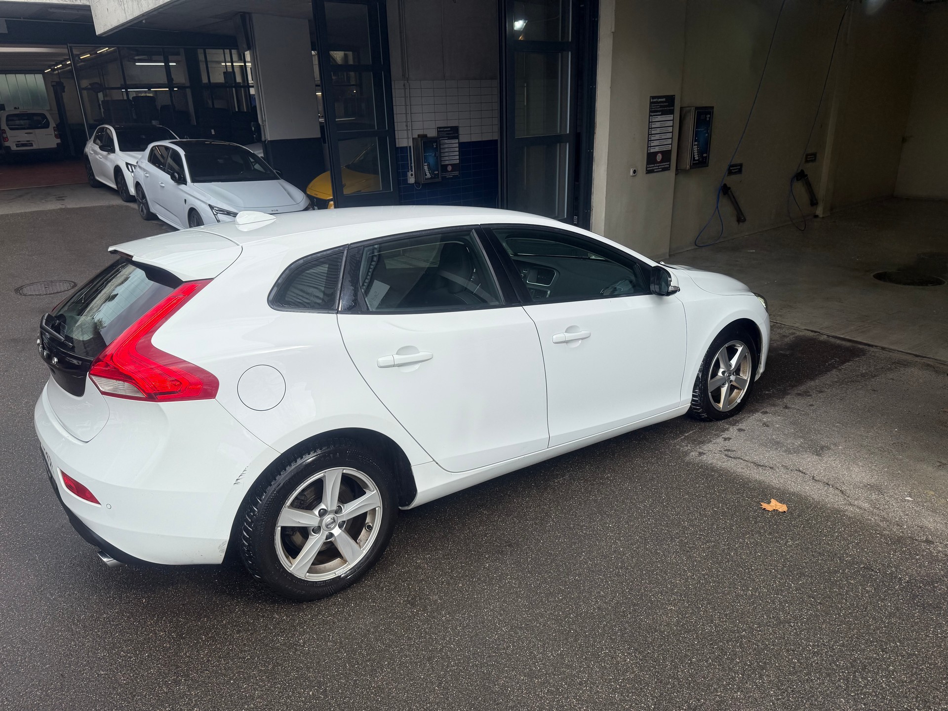 VOLVO V40 D2 Momentum-image-2