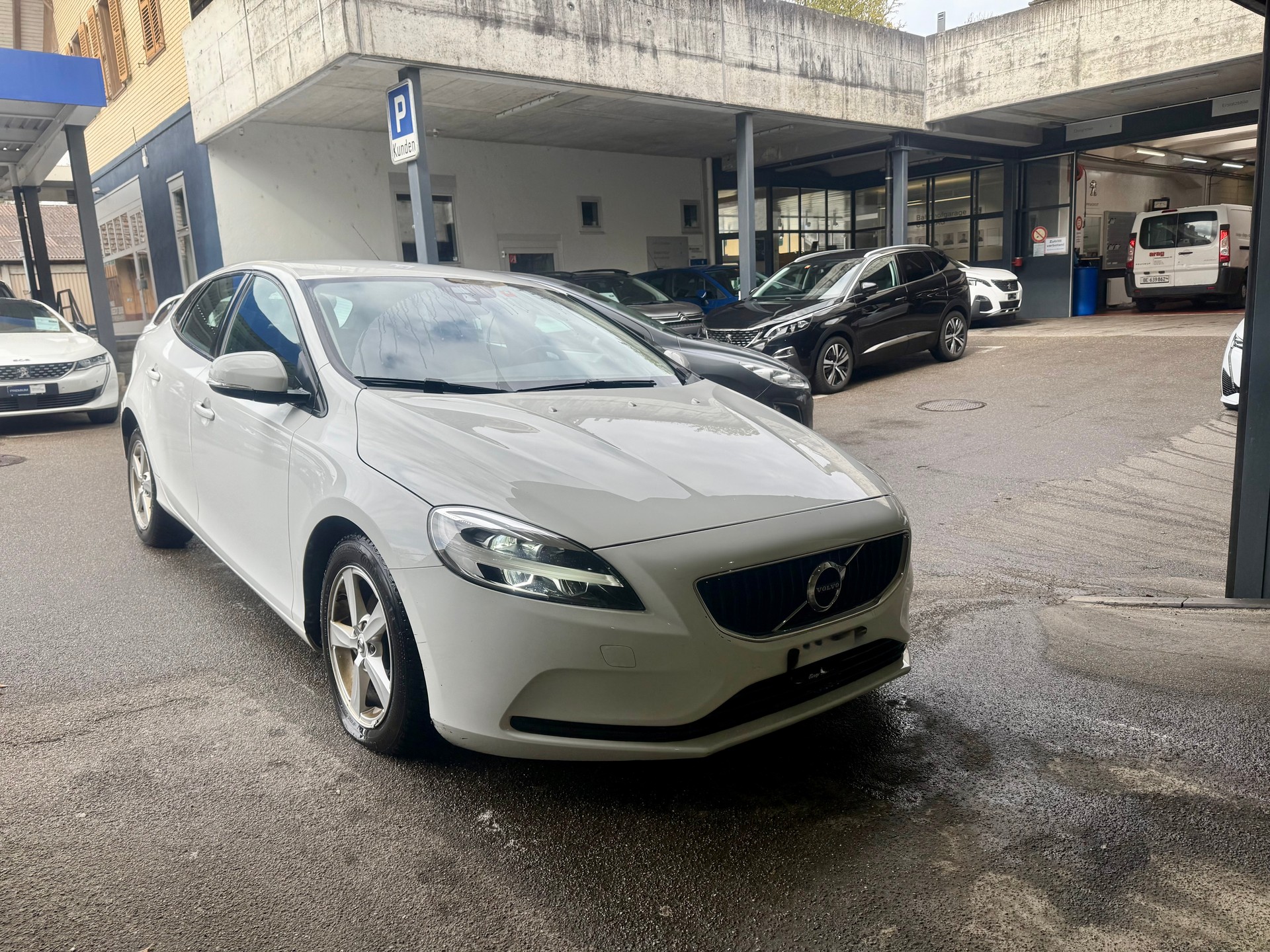 VOLVO V40 D2 Momentum-image-1