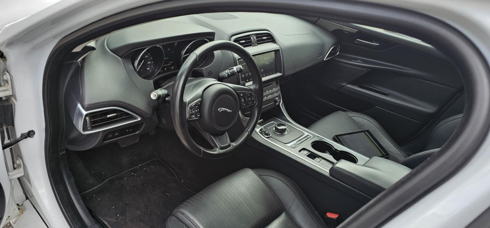 JAGUAR XE 20d Pure Automat-image-8