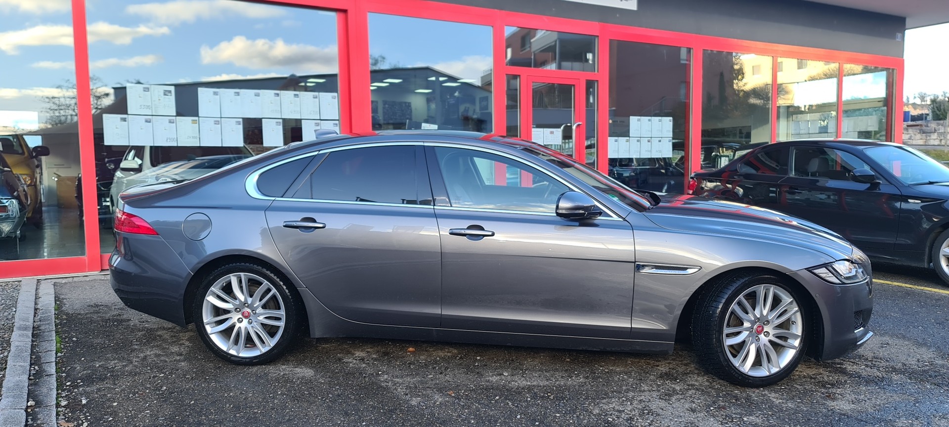 JAGUAR XF 20d Portfolio Automatic-showroom-element-1