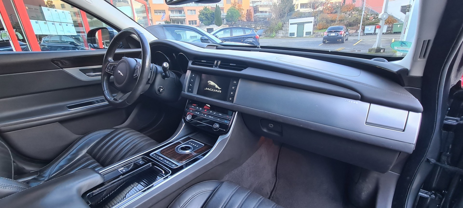 JAGUAR XF 20d Portfolio Automatic-image-17