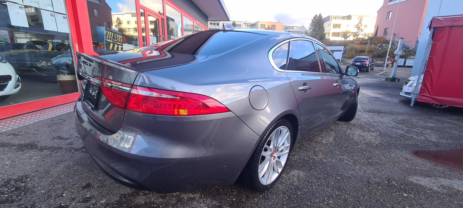 JAGUAR XF 20d Portfolio Automatic-showroom-element-2