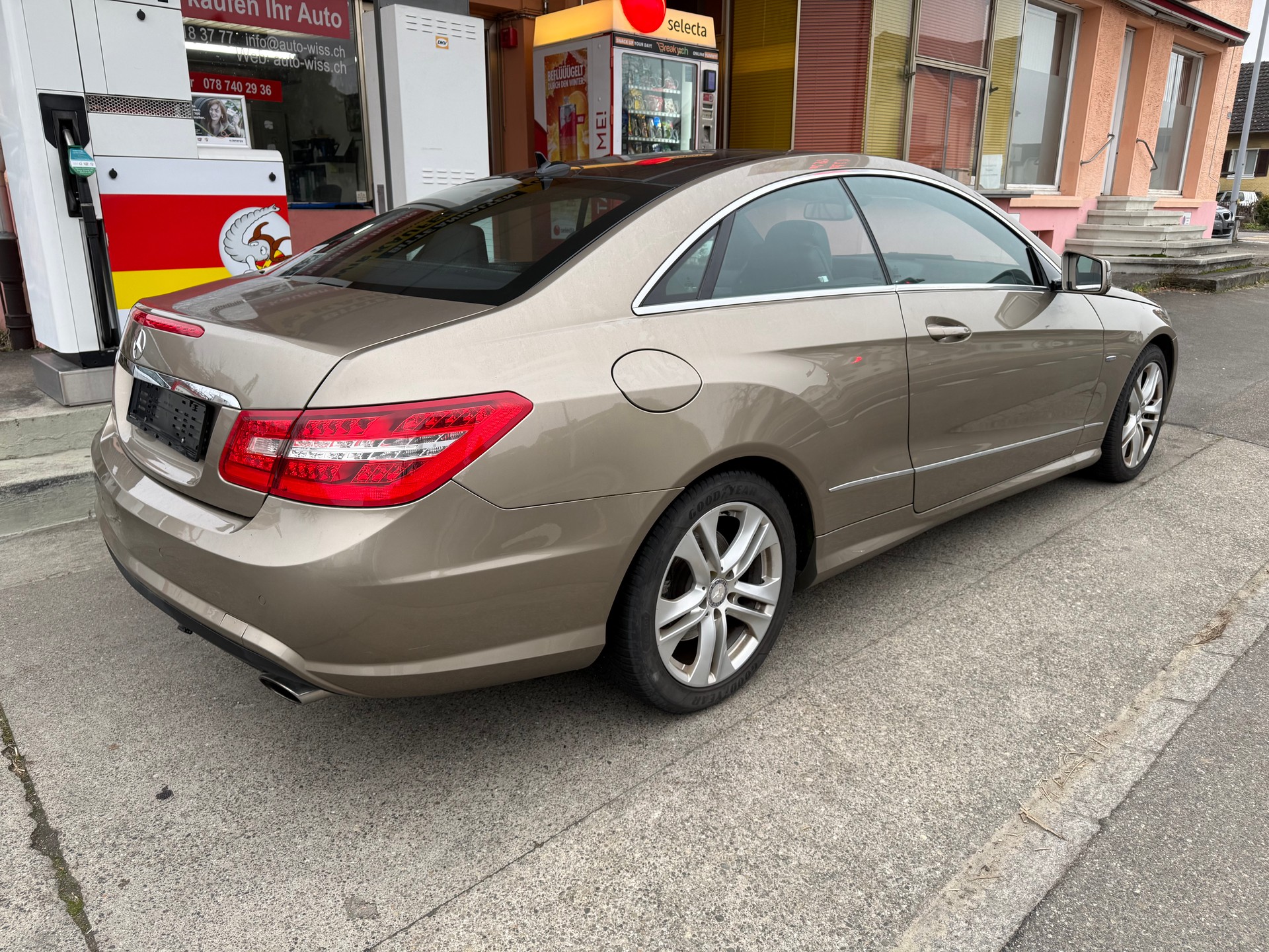MERCEDES-BENZ E 350 CGI BlueEfficiency 7G-Tronic-showroom-element-3