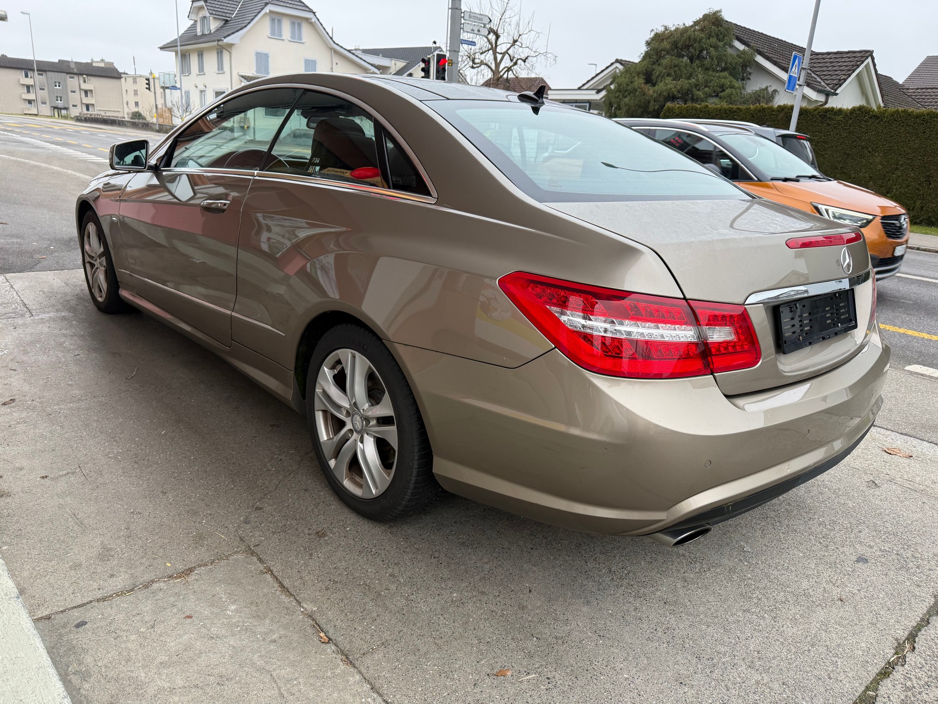 MERCEDES-BENZ E 350 CGI BlueEfficiency 7G-Tronic-image-5