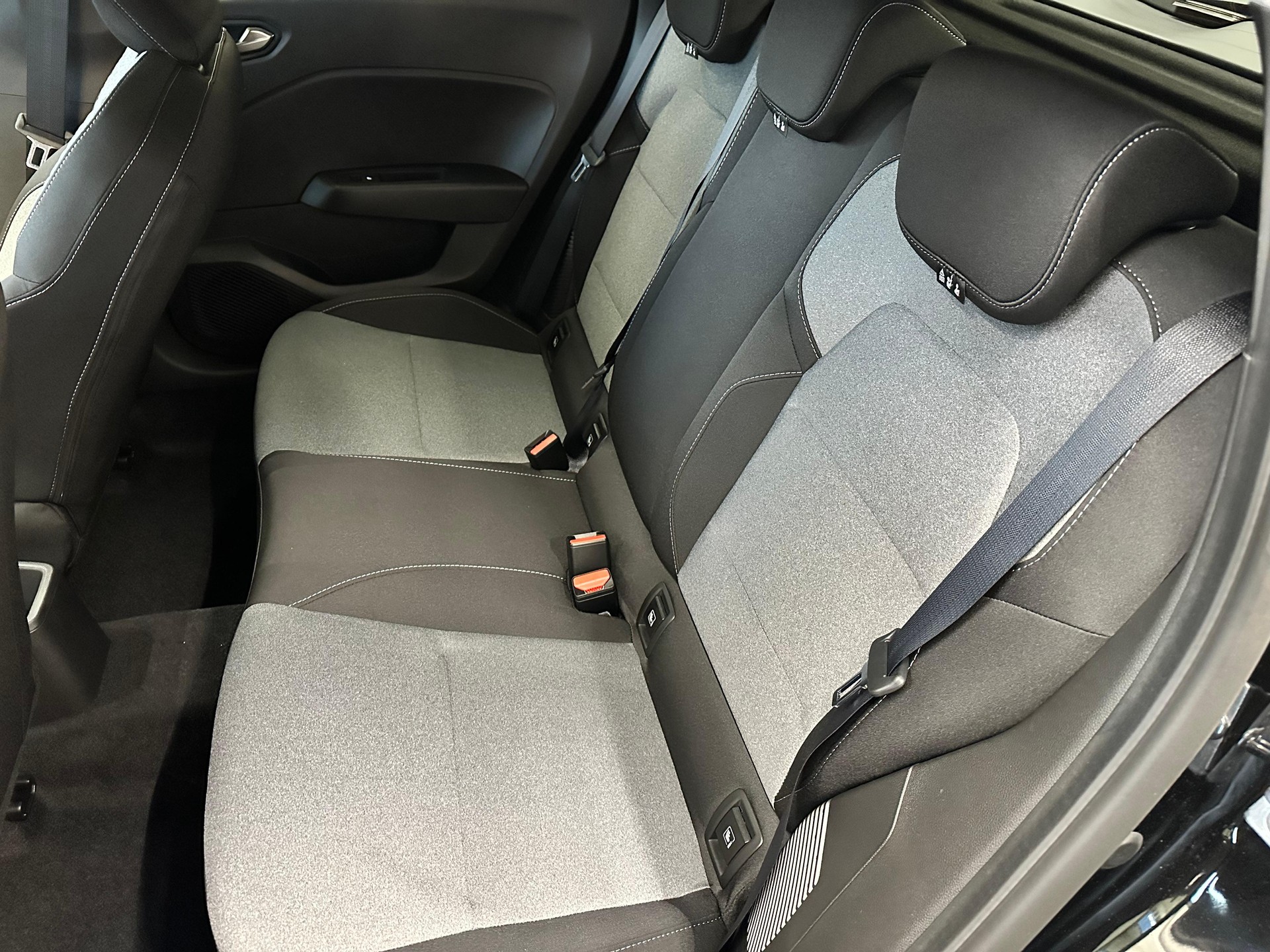 MITSUBISHI Colt 1.6 HEV Invite+-image-8