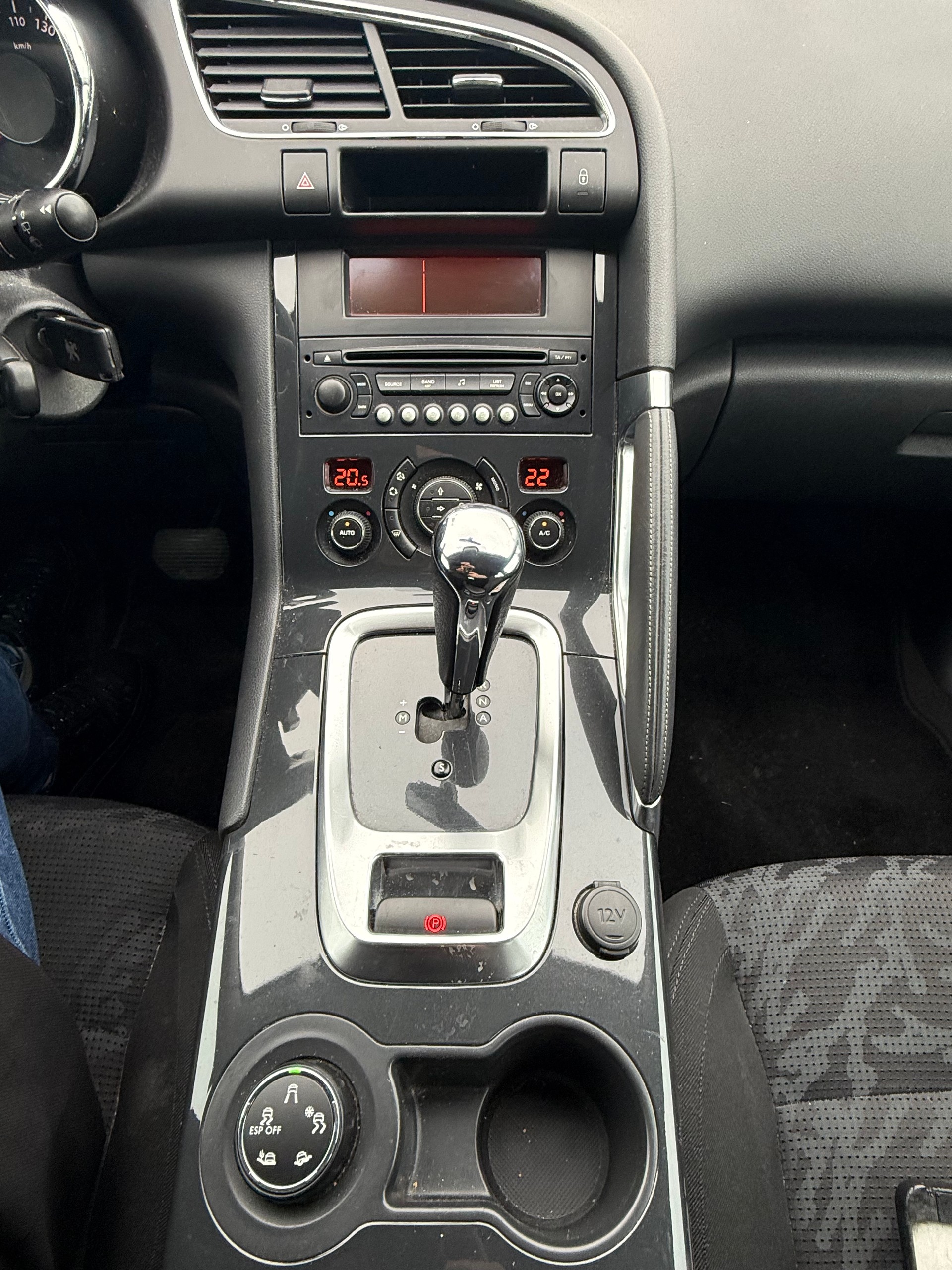 PEUGEOT 3008 1.6 HDI Sport EGS6-image-9