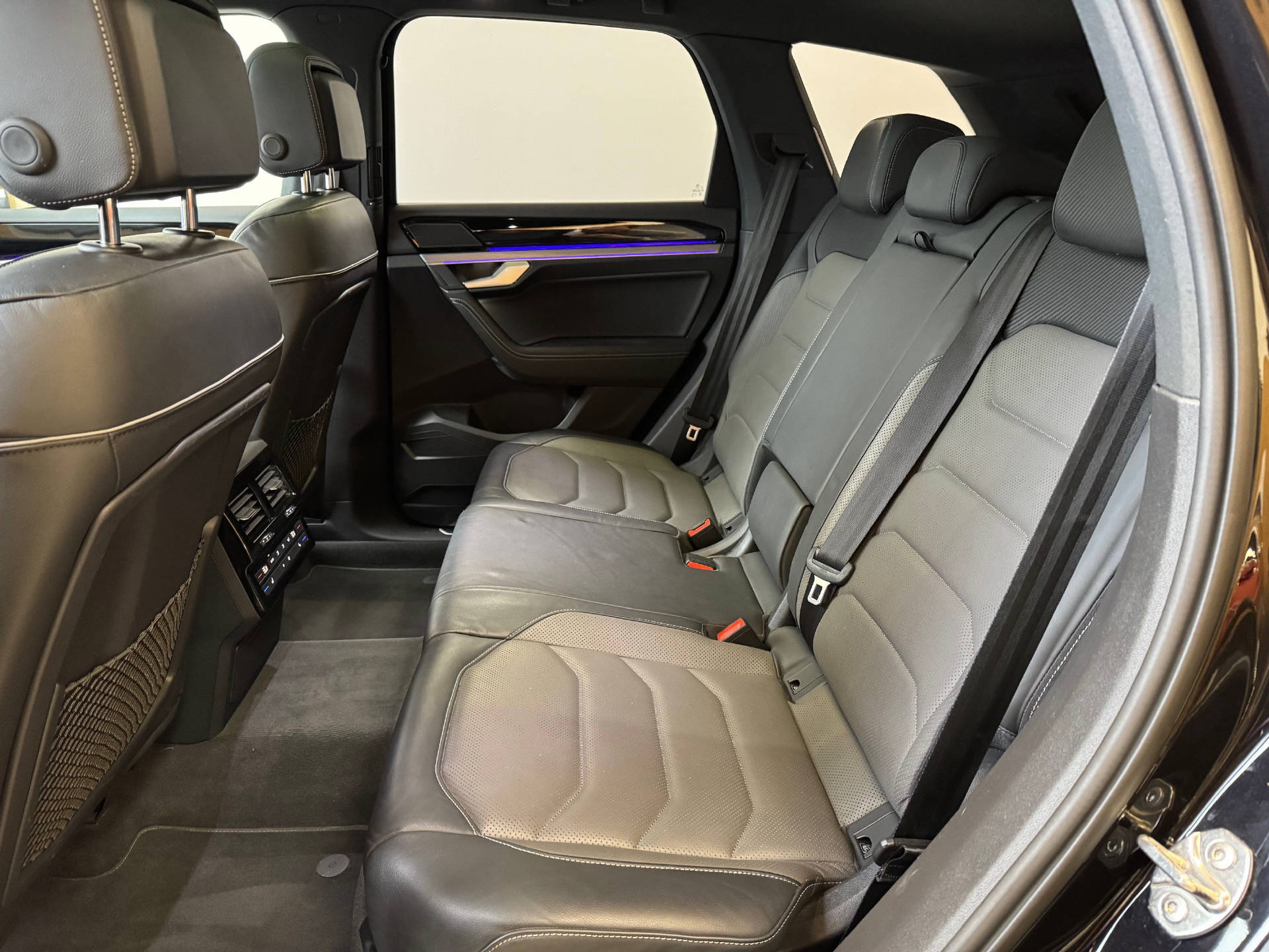 VW Touareg 3.0 V6 TDI 286 R-Line-image-4