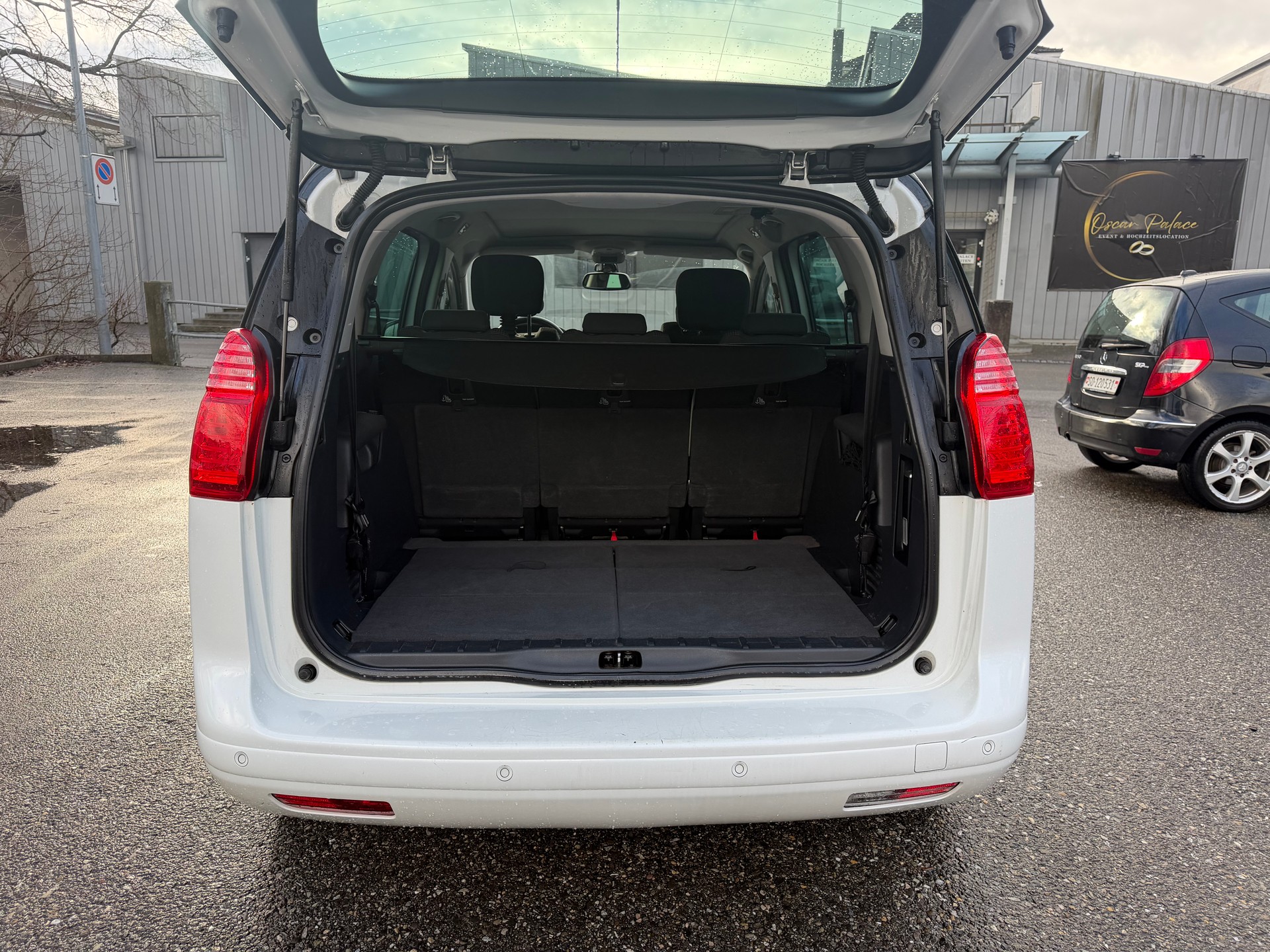 PEUGEOT 5008 1.6 16V T Allure Automatic * 07x Sitze * Gr. Navi * Xenon * Tempomat * PDC V&H *-image-15