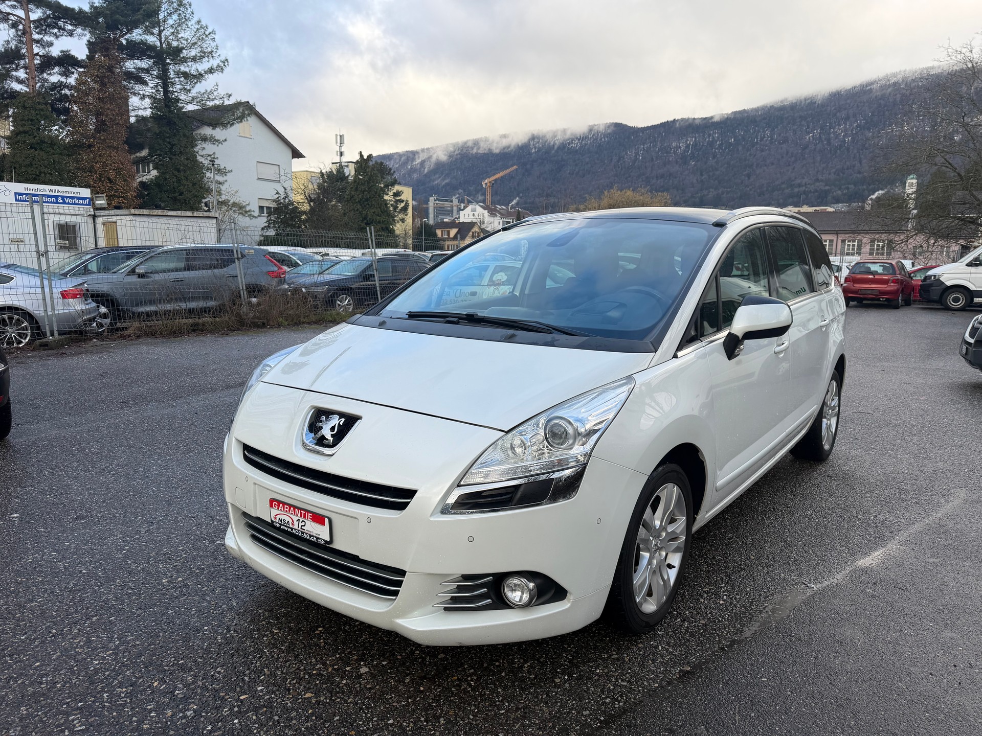 PEUGEOT 5008 1.6 16V T Allure Automatic * 07x Sitze * Gr. Navi * Xenon * Tempomat * PDC V&H *