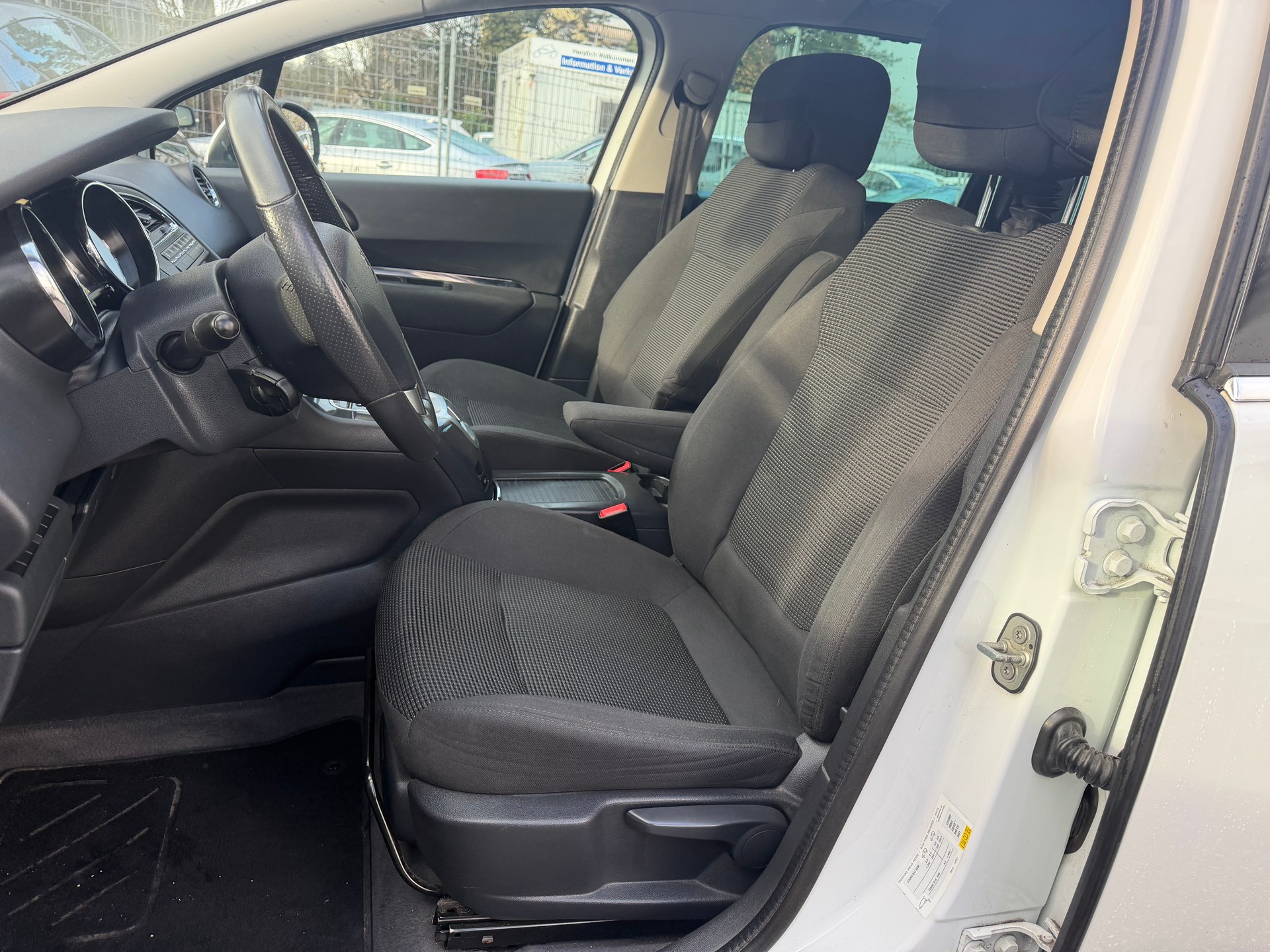 PEUGEOT 5008 1.6 16V T Allure Automatic * 07x Sitze * Gr. Navi * Xenon * Tempomat * PDC V&H *-image-2