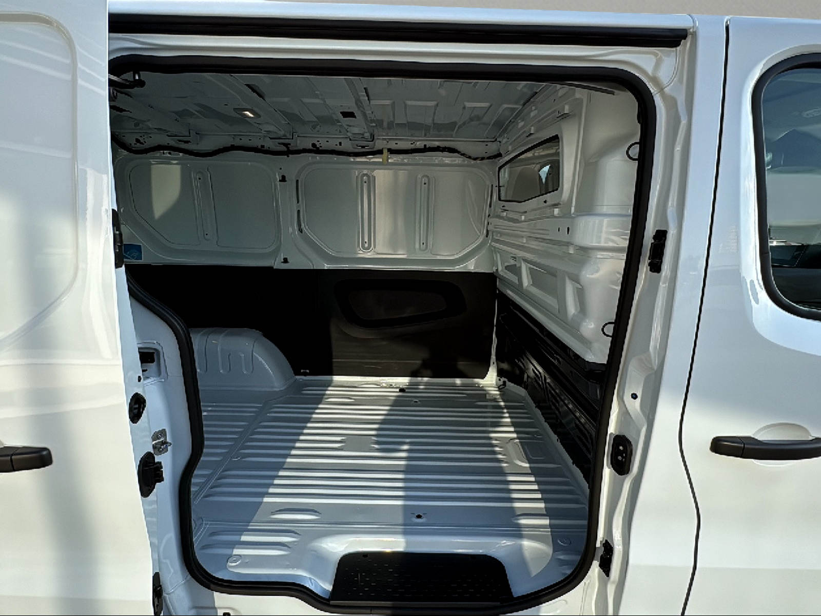 NISSAN Primastar dCi 130 3.0 L1H1 Acenta-image-9