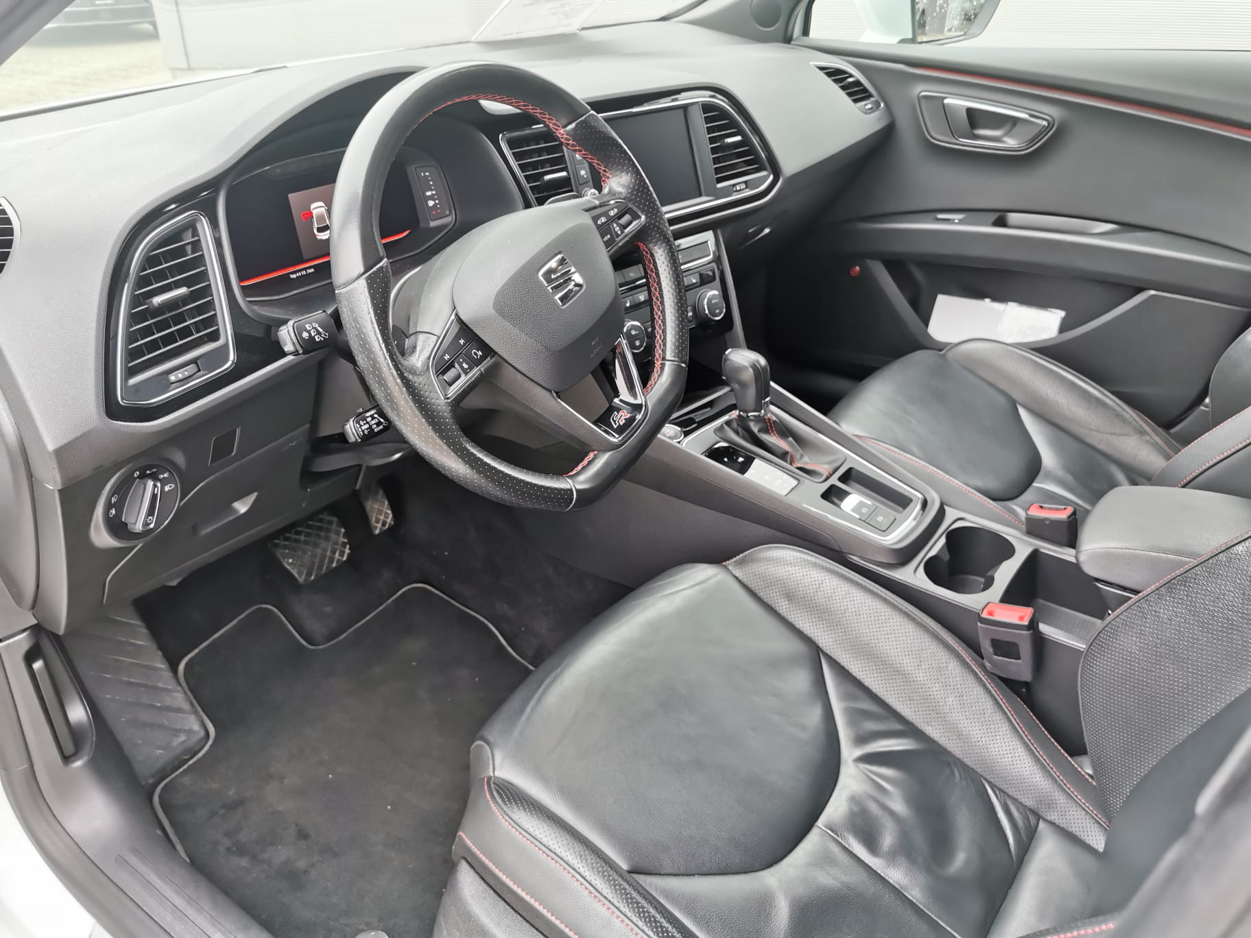 SEAT Leon-image-5