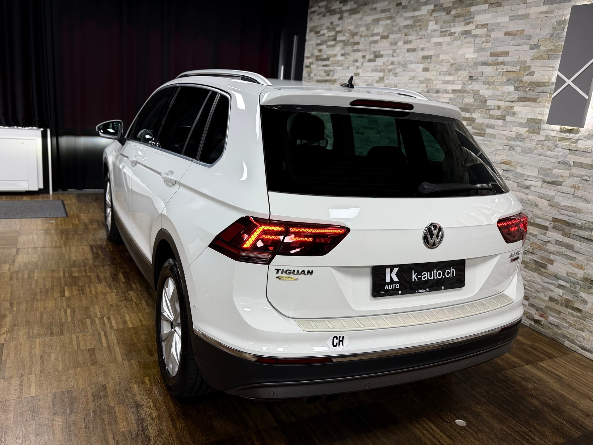 VW Tiguan 2.0TSI Highline 4Motion DSG-showroom-element-1