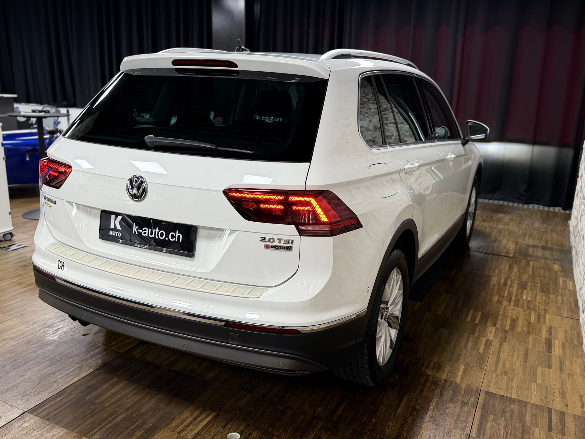 VW Tiguan 2.0TSI Highline 4Motion DSG-showroom-element-3