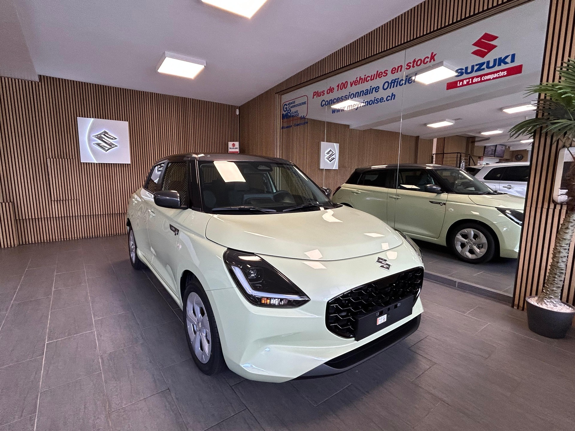 SUZUKI Swift 1.2 Sakura Hybrid-showroom-element-1