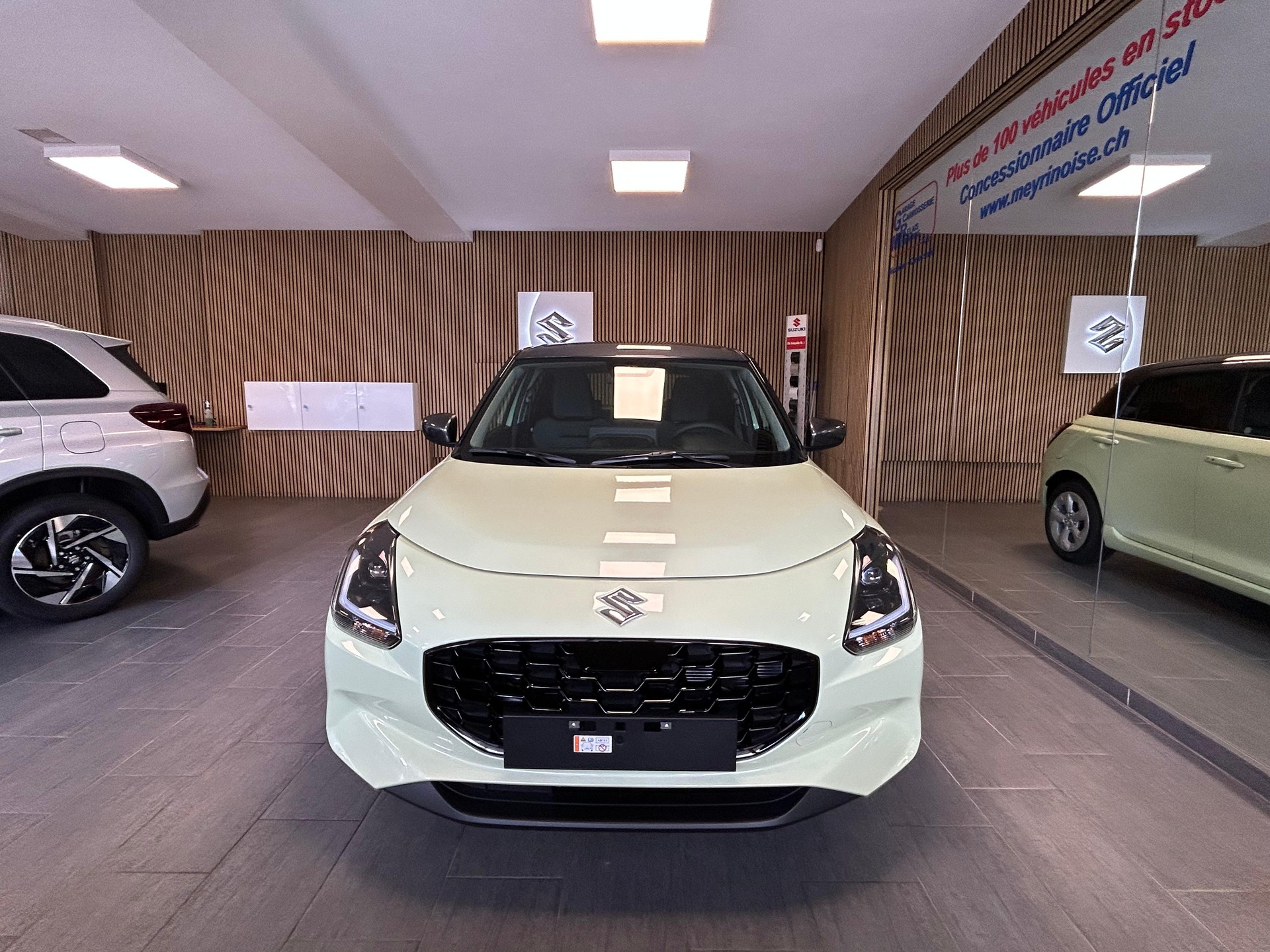 SUZUKI Swift 1.2 Sakura Hybrid-showroom-element-2