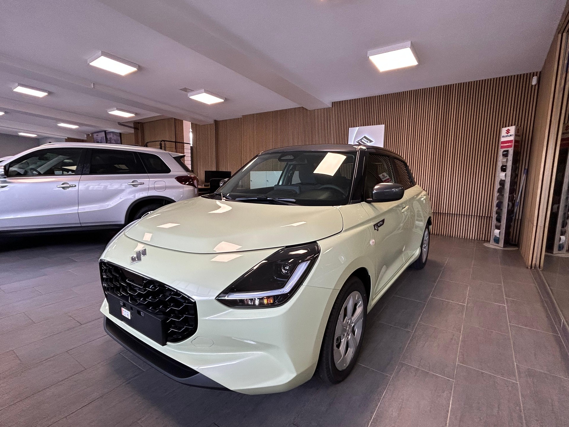 SUZUKI Swift 1.2 Sakura Hybrid-showroom-element-3
