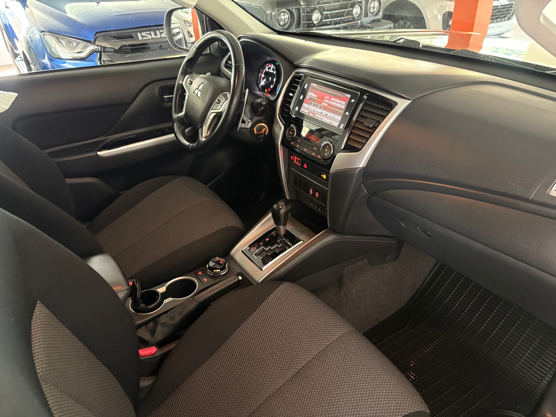 MITSUBISHI L 200 2.2 Style Double Cab Automat-image-9