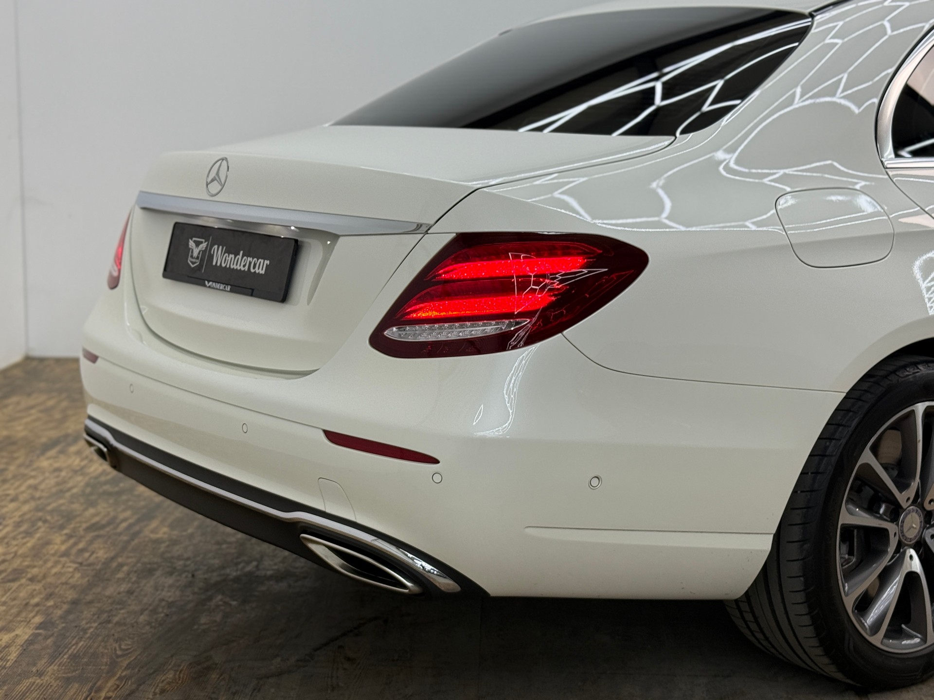 MERCEDES-BENZ E 400 Avantgarde 4Matic 9G-Tronic-image-13