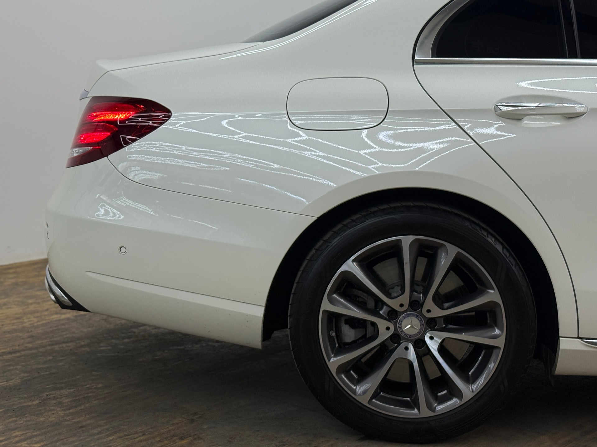 MERCEDES-BENZ E 400 Avantgarde 4Matic 9G-Tronic-image-14