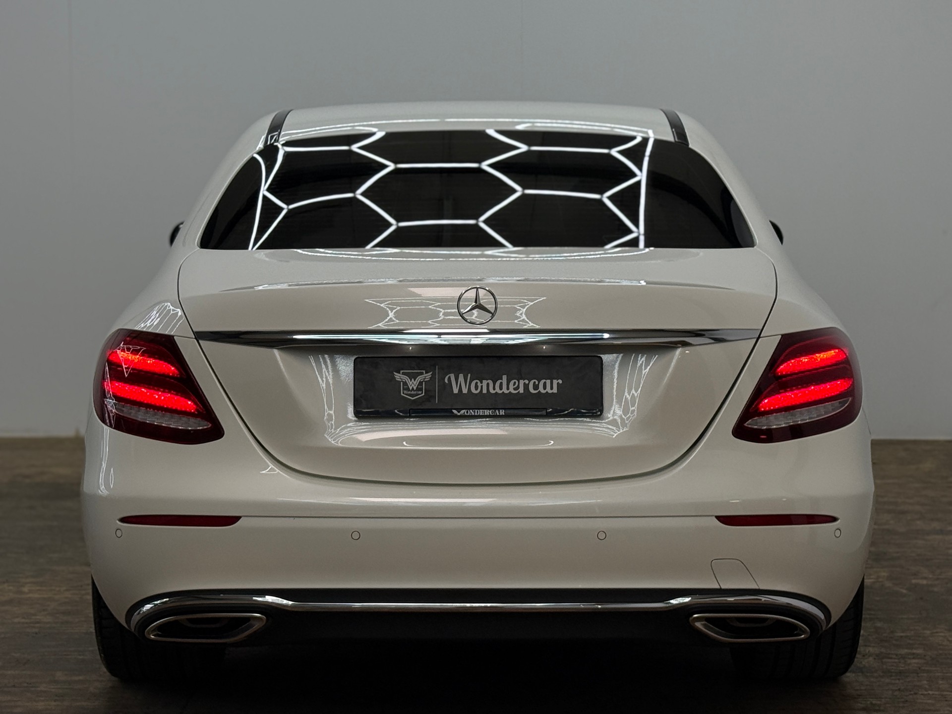 MERCEDES-BENZ E 400 Avantgarde 4Matic 9G-Tronic-image-11