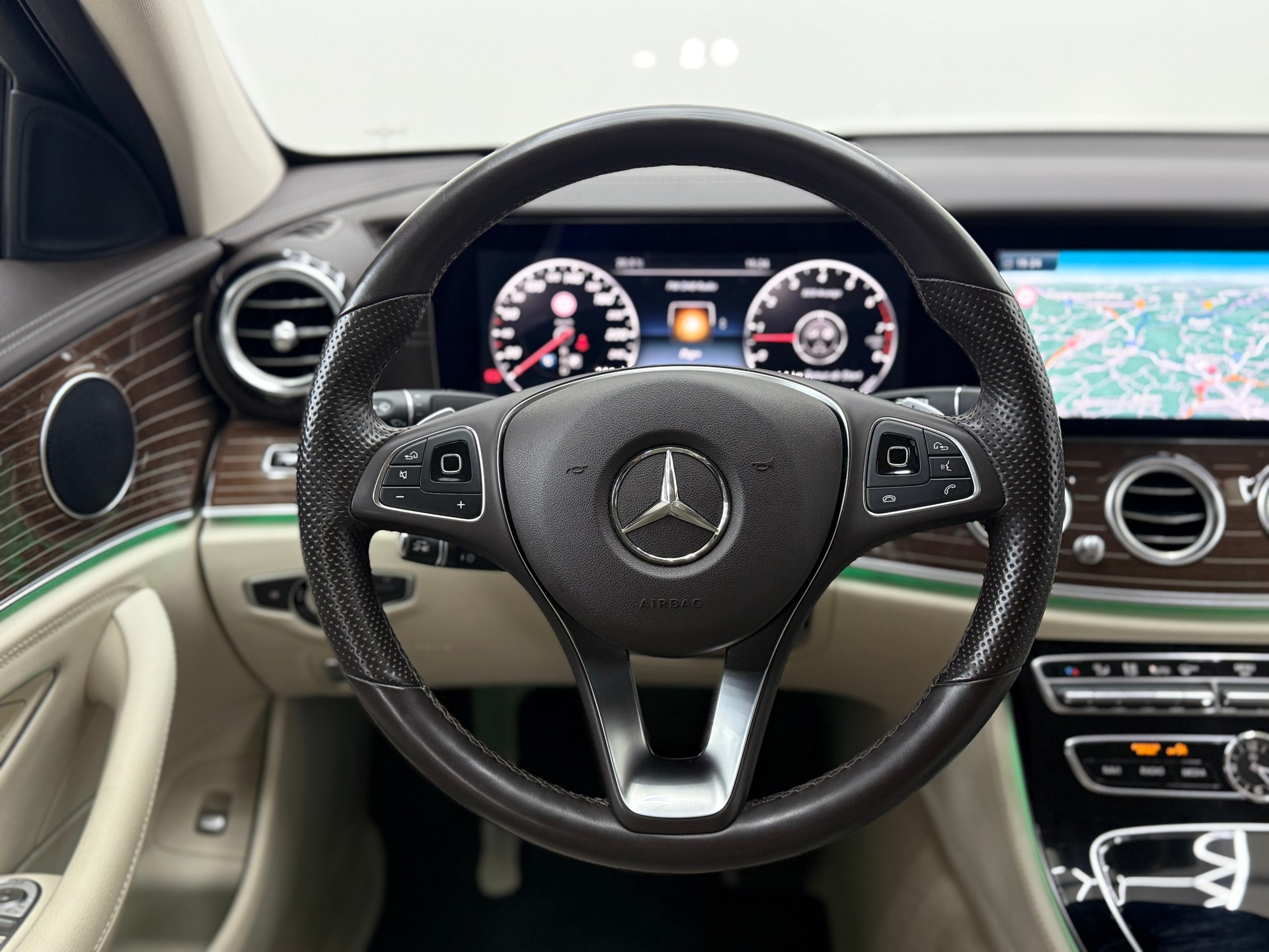 MERCEDES-BENZ E 400 Avantgarde 4Matic 9G-Tronic-image-26