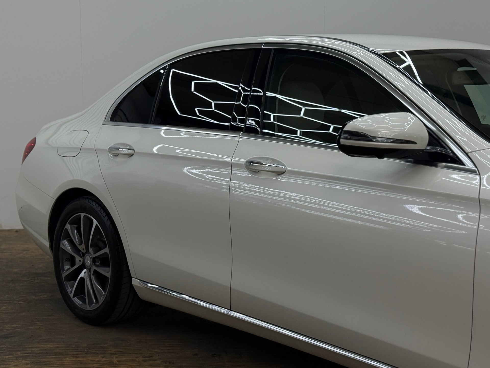 MERCEDES-BENZ E 400 Avantgarde 4Matic 9G-Tronic-image-16