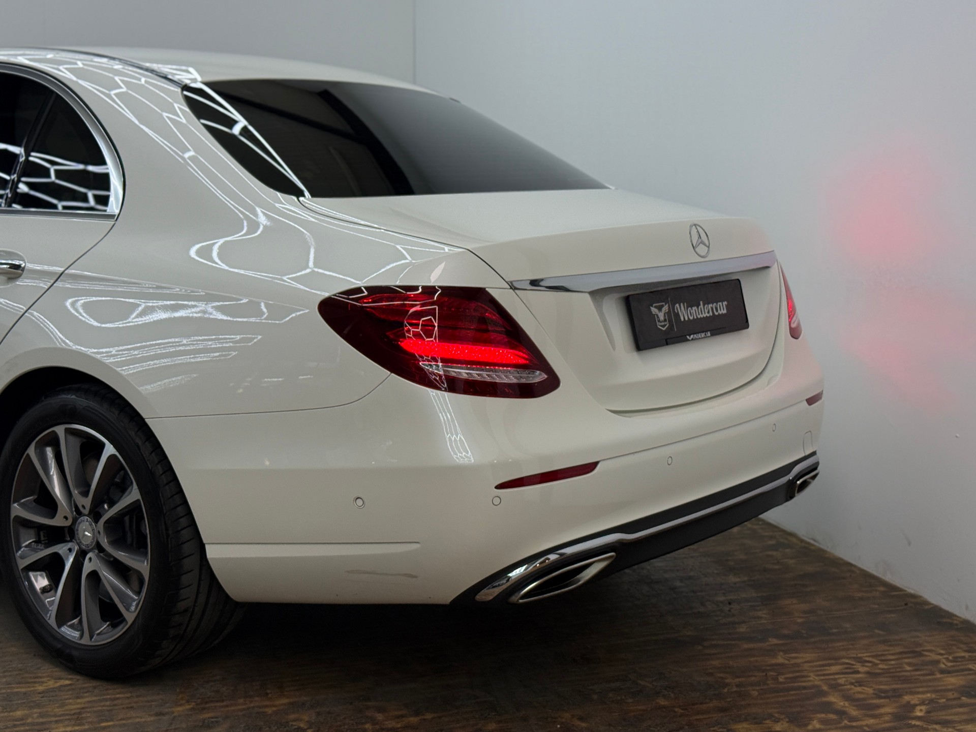 MERCEDES-BENZ E 400 Avantgarde 4Matic 9G-Tronic-image-10