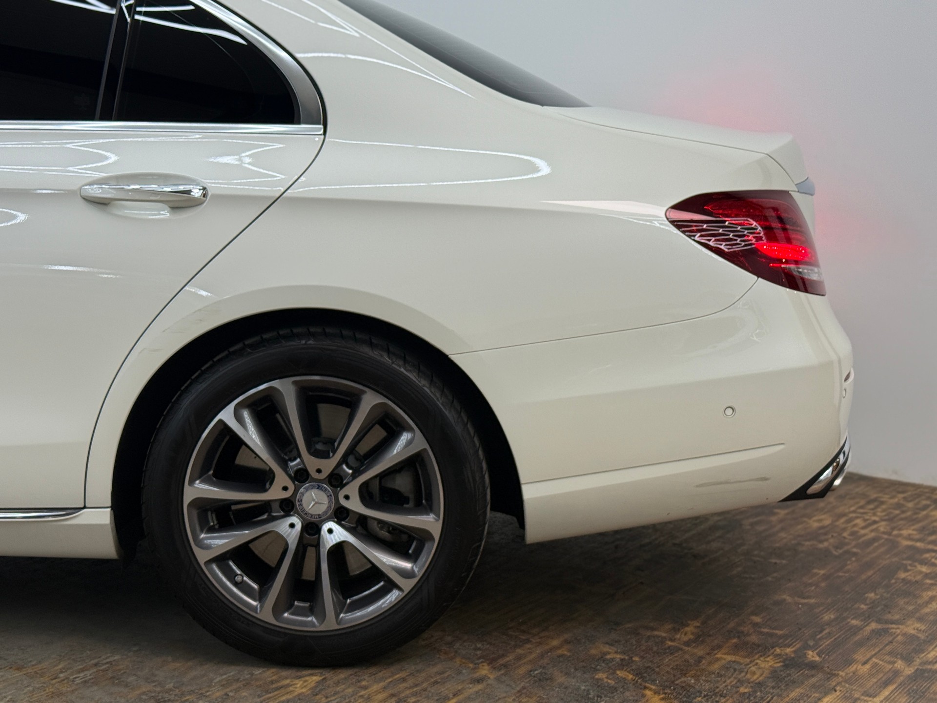 MERCEDES-BENZ E 400 Avantgarde 4Matic 9G-Tronic-image-7