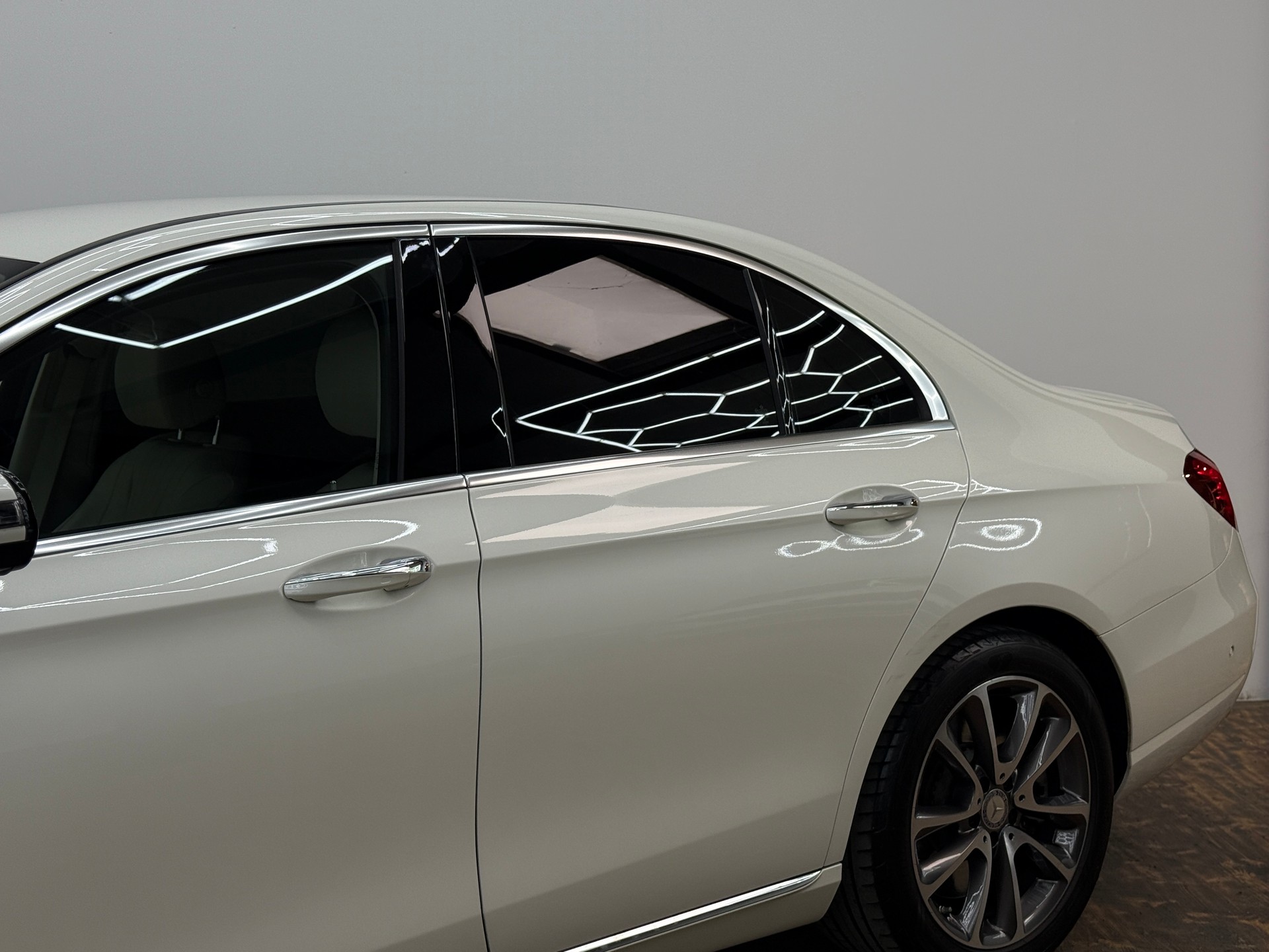 MERCEDES-BENZ E 400 Avantgarde 4Matic 9G-Tronic-image-6