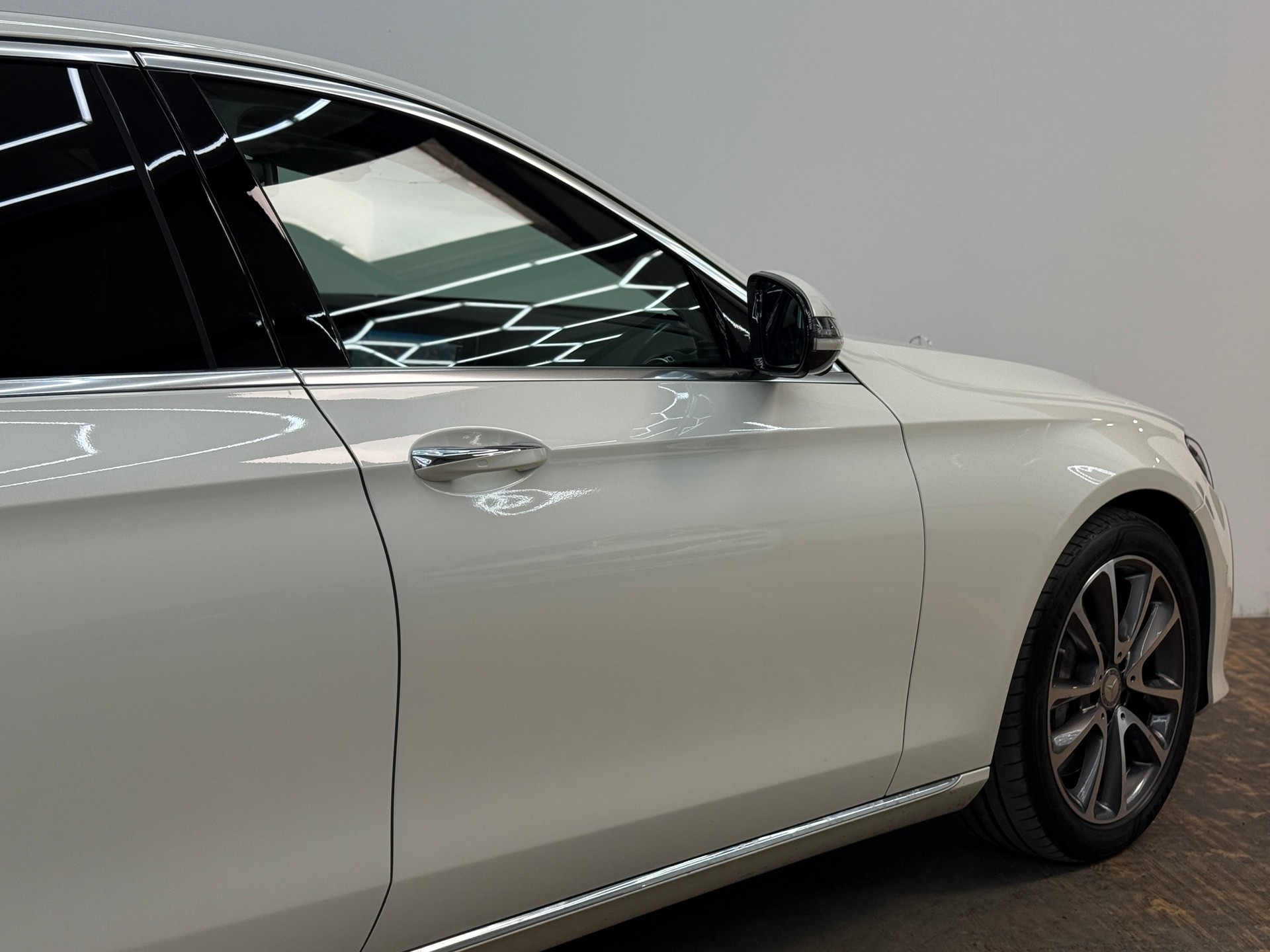 MERCEDES-BENZ E 400 Avantgarde 4Matic 9G-Tronic-image-15