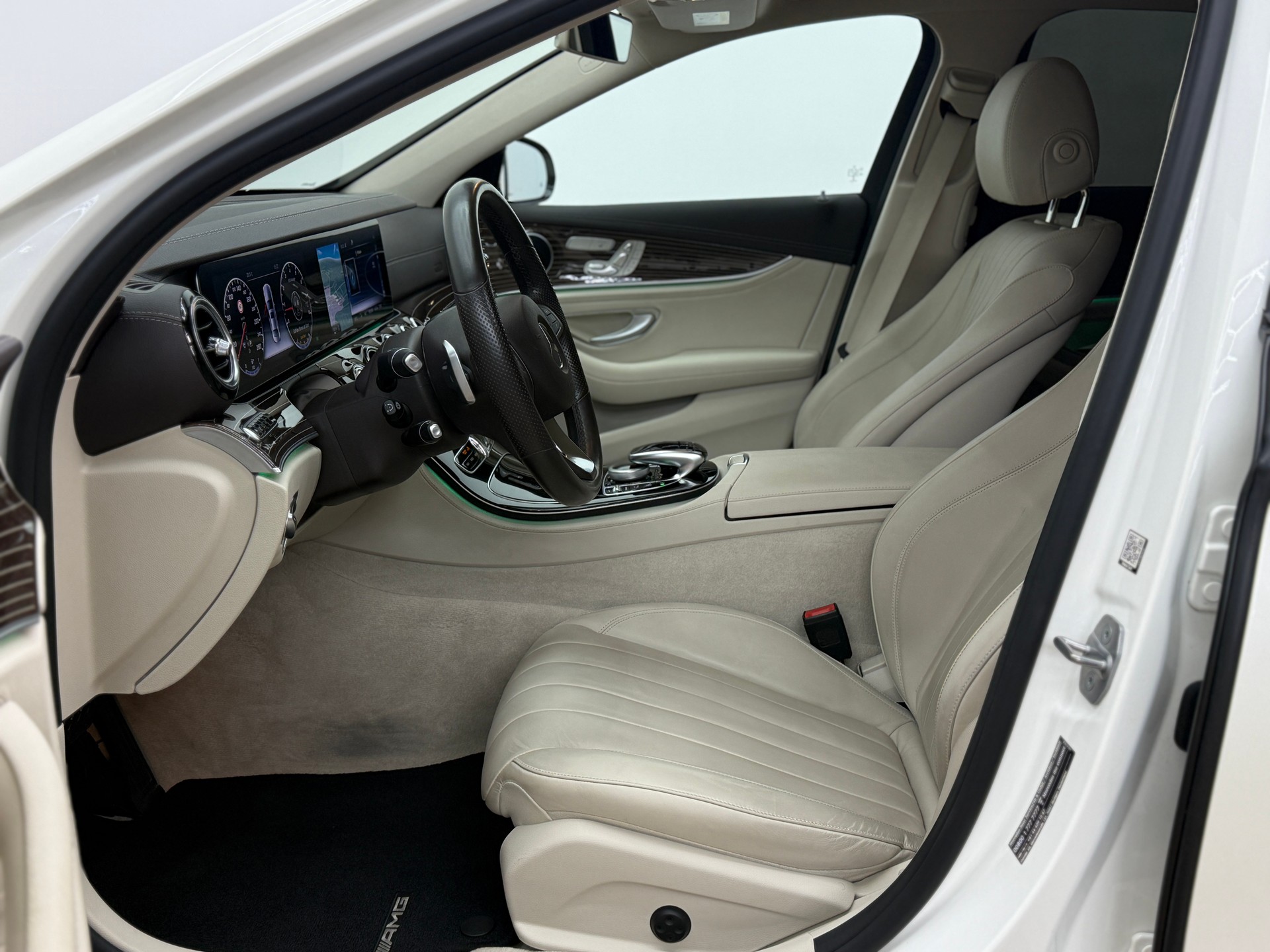 MERCEDES-BENZ E 400 Avantgarde 4Matic 9G-Tronic-image-18