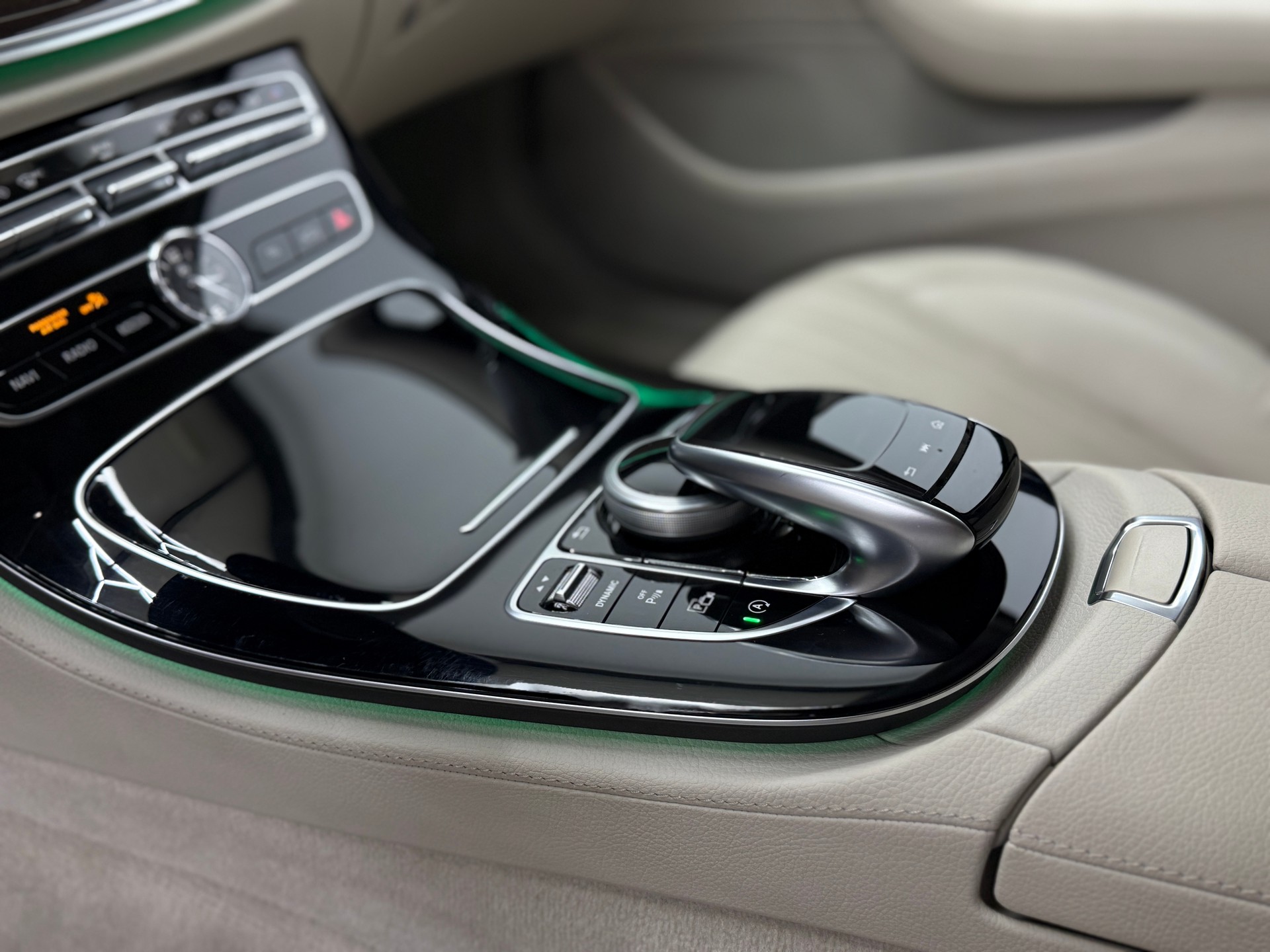 MERCEDES-BENZ E 400 Avantgarde 4Matic 9G-Tronic-image-27