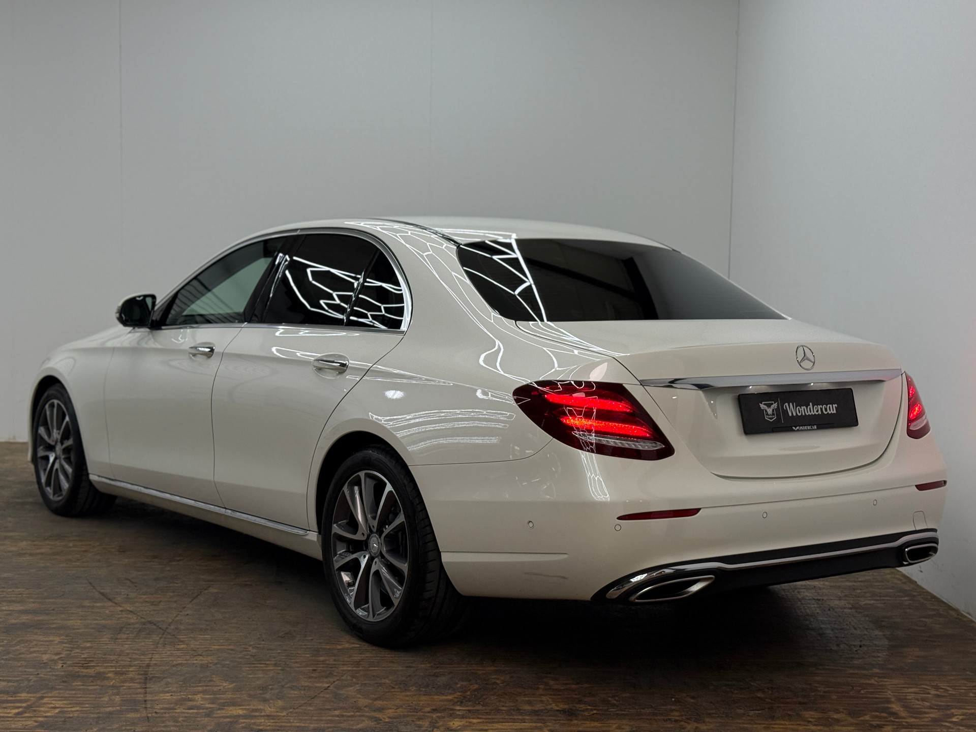 MERCEDES-BENZ E 400 Avantgarde 4Matic 9G-Tronic-image-9