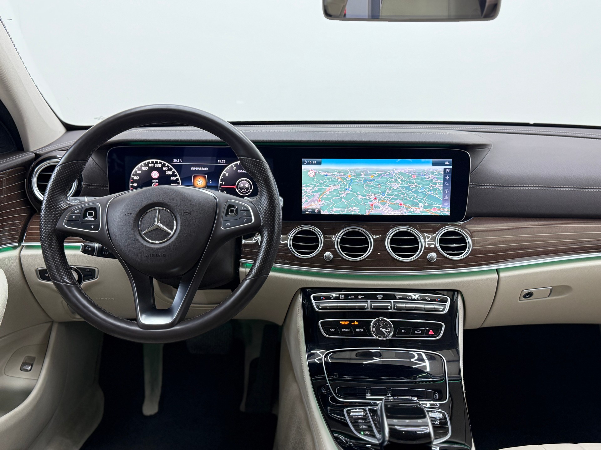 MERCEDES-BENZ E 400 Avantgarde 4Matic 9G-Tronic-image-25