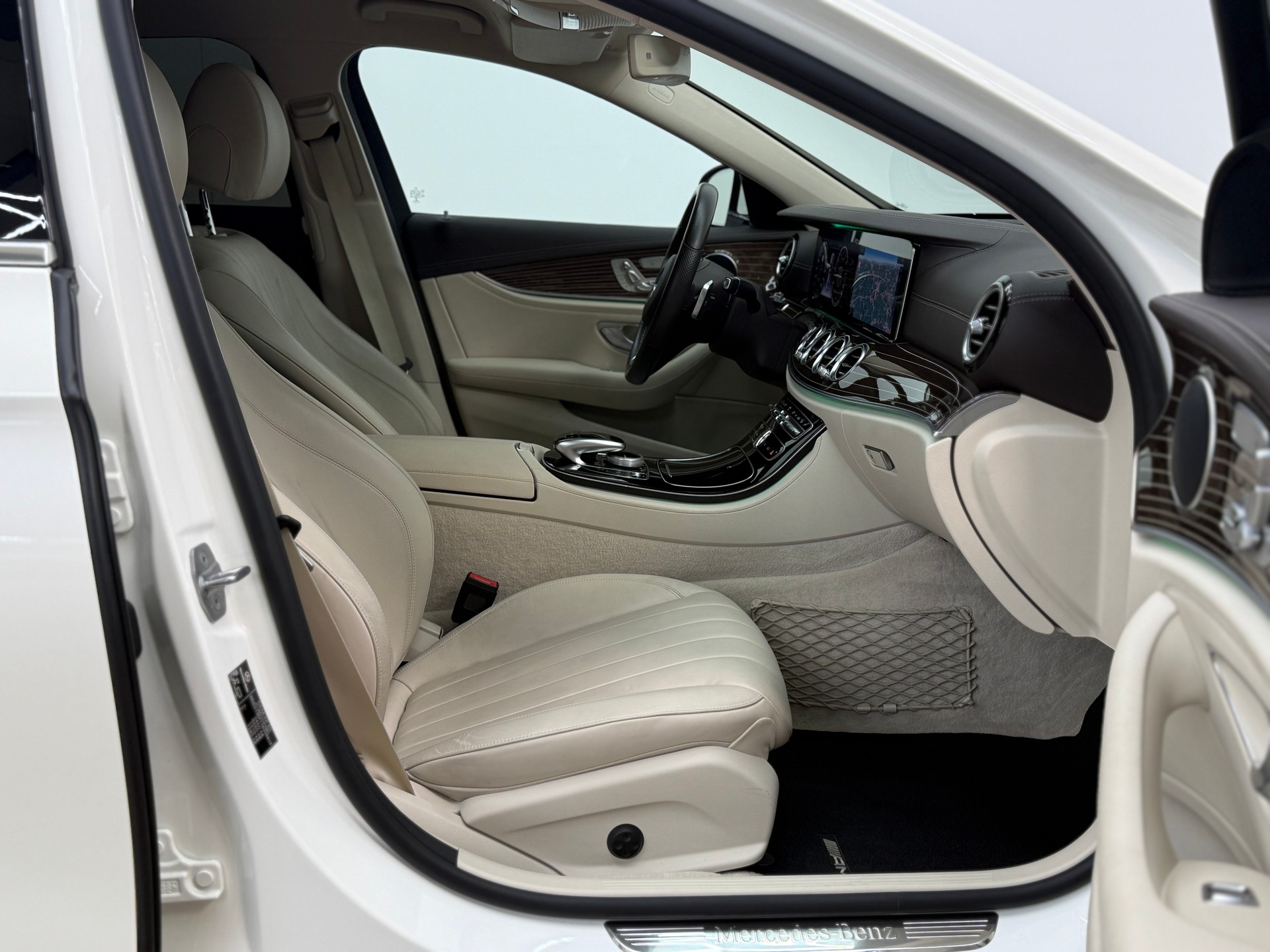 MERCEDES-BENZ E 400 Avantgarde 4Matic 9G-Tronic-image-20
