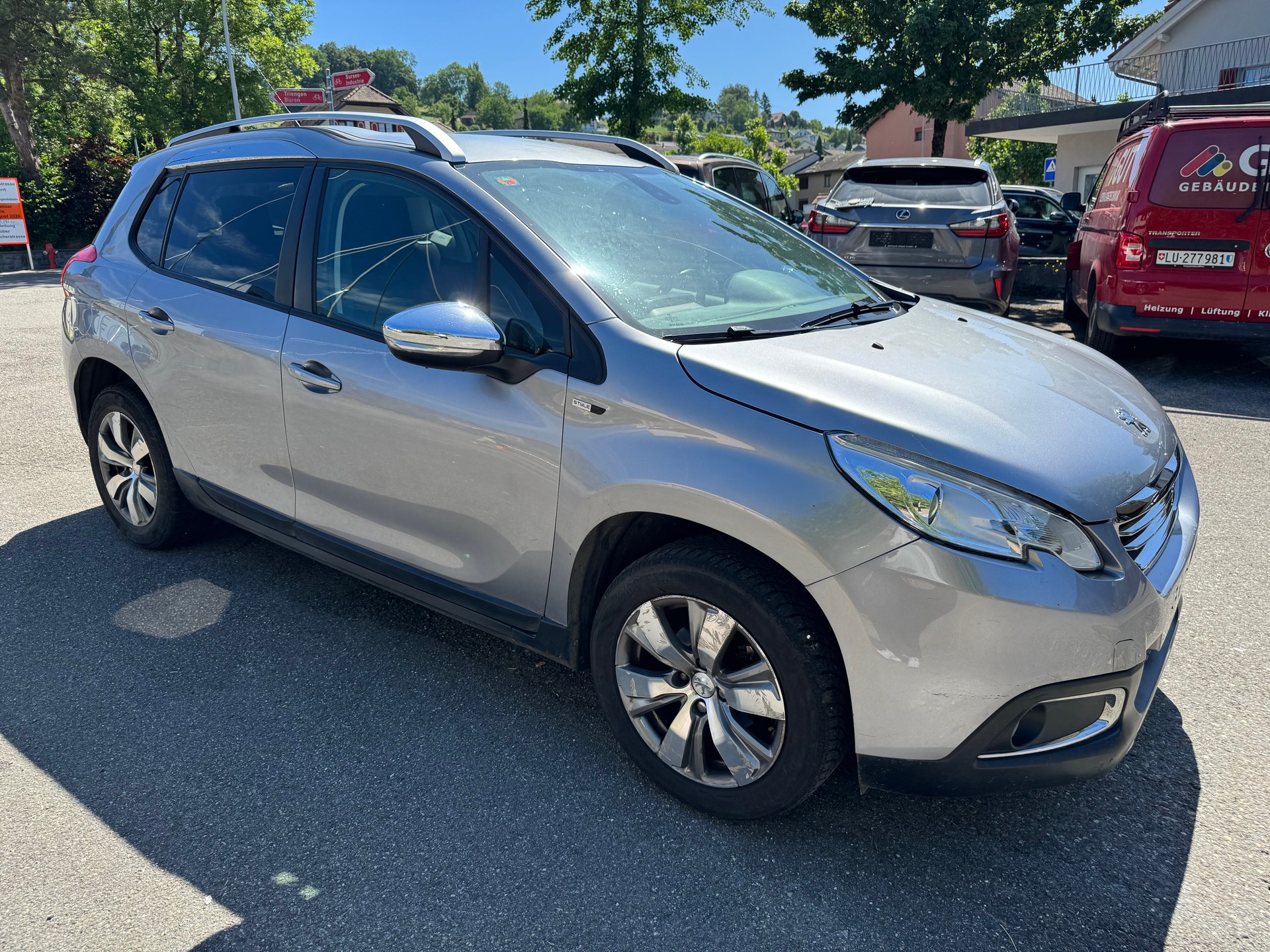 PEUGEOT 2008 1.2 VTI Style-image-1