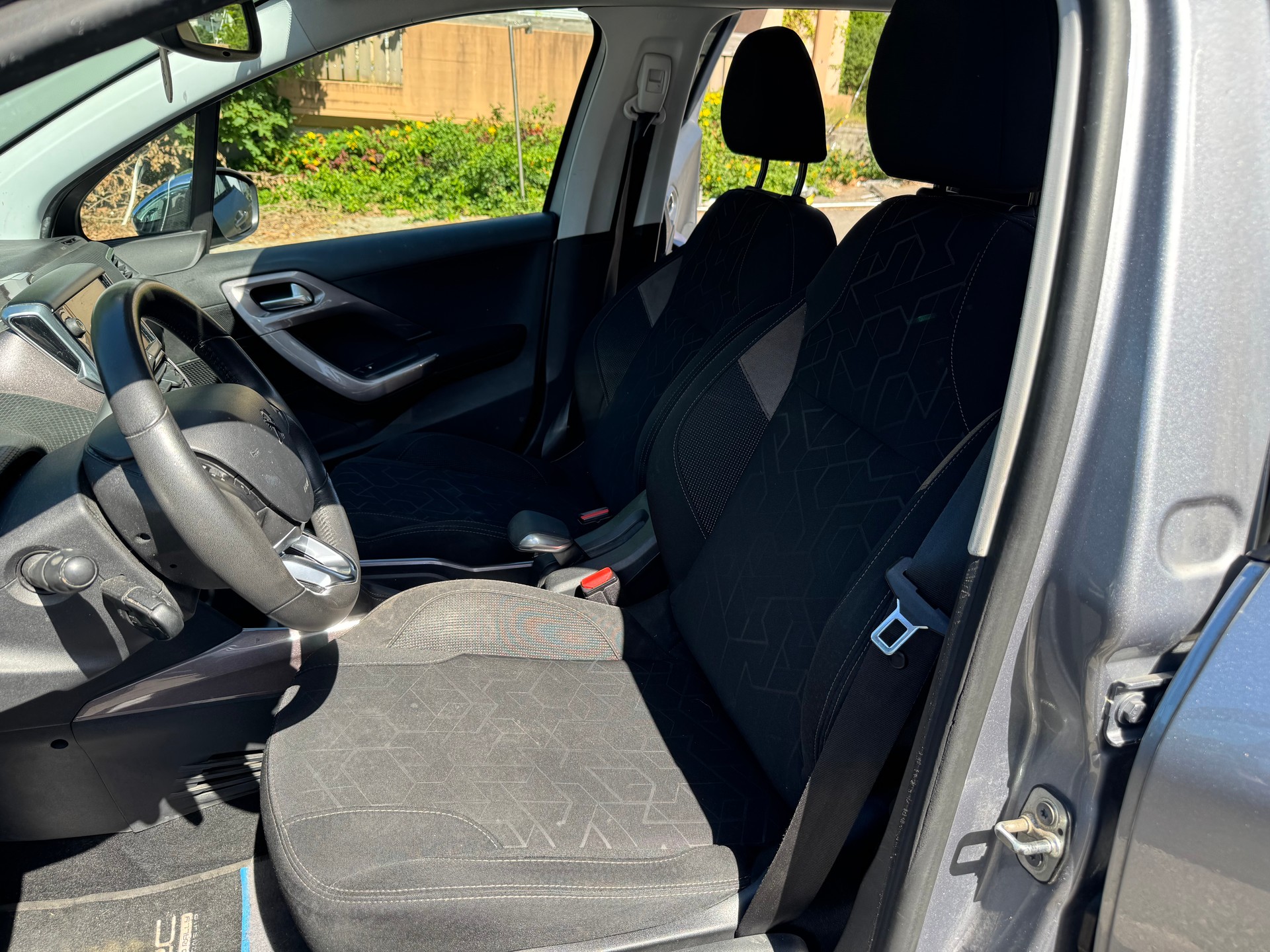 PEUGEOT 2008 1.2 VTI Style-image-6