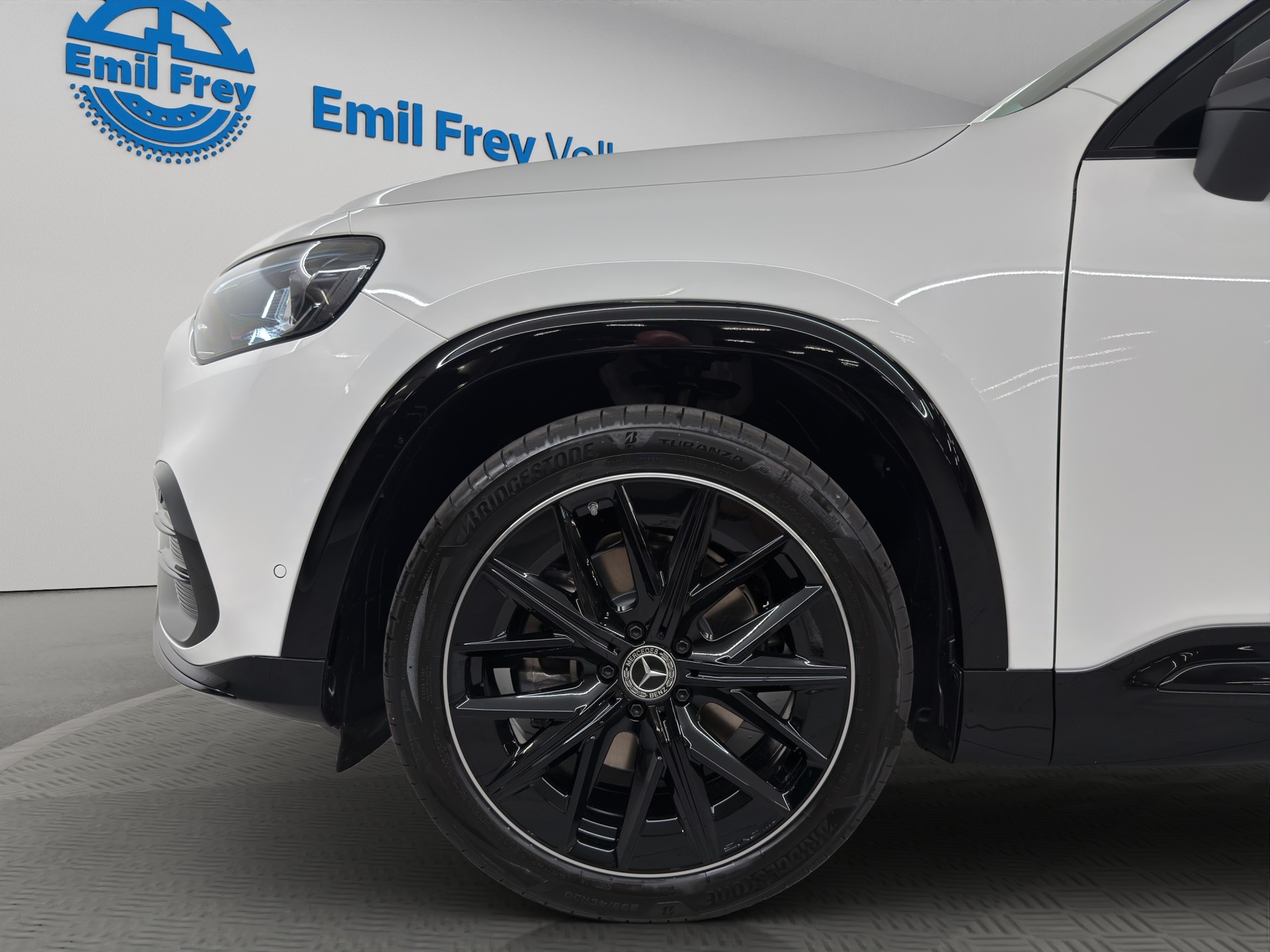 MERCEDES-BENZ GLB 220 4matic-showroom-element-3