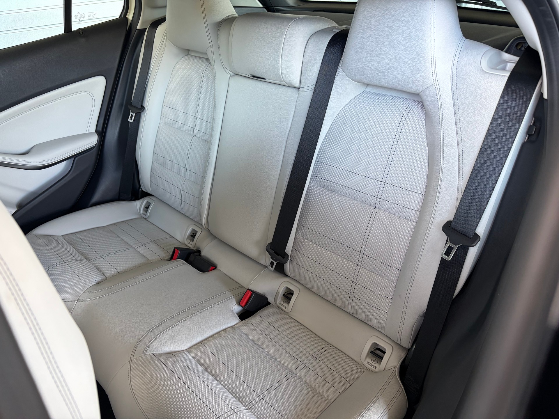 MERCEDES-BENZ GLA 200 Style-image-8