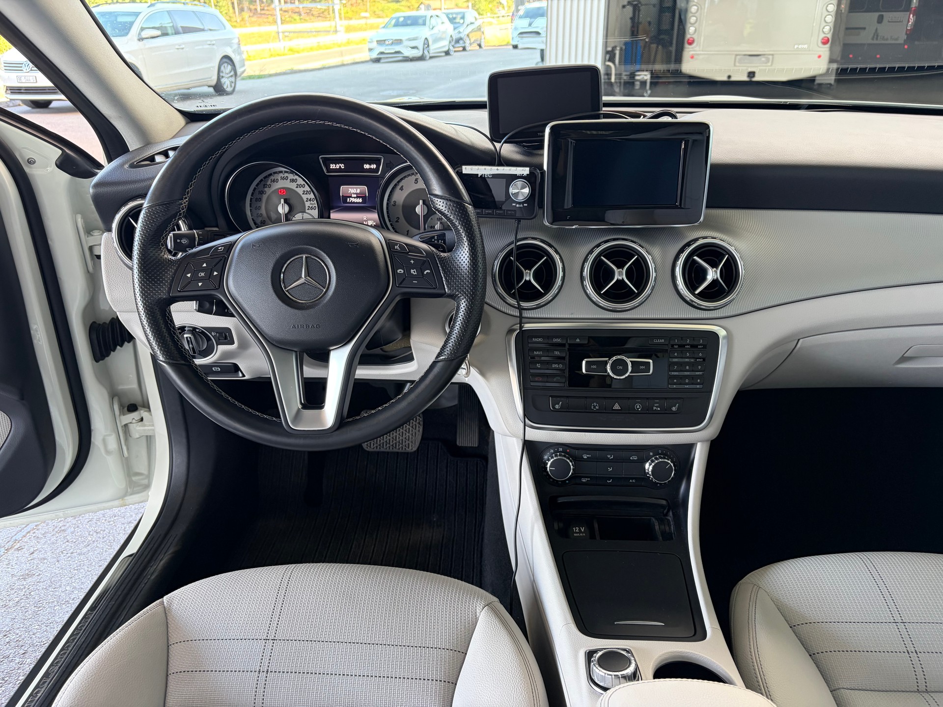 MERCEDES-BENZ GLA 200 Style-image-6