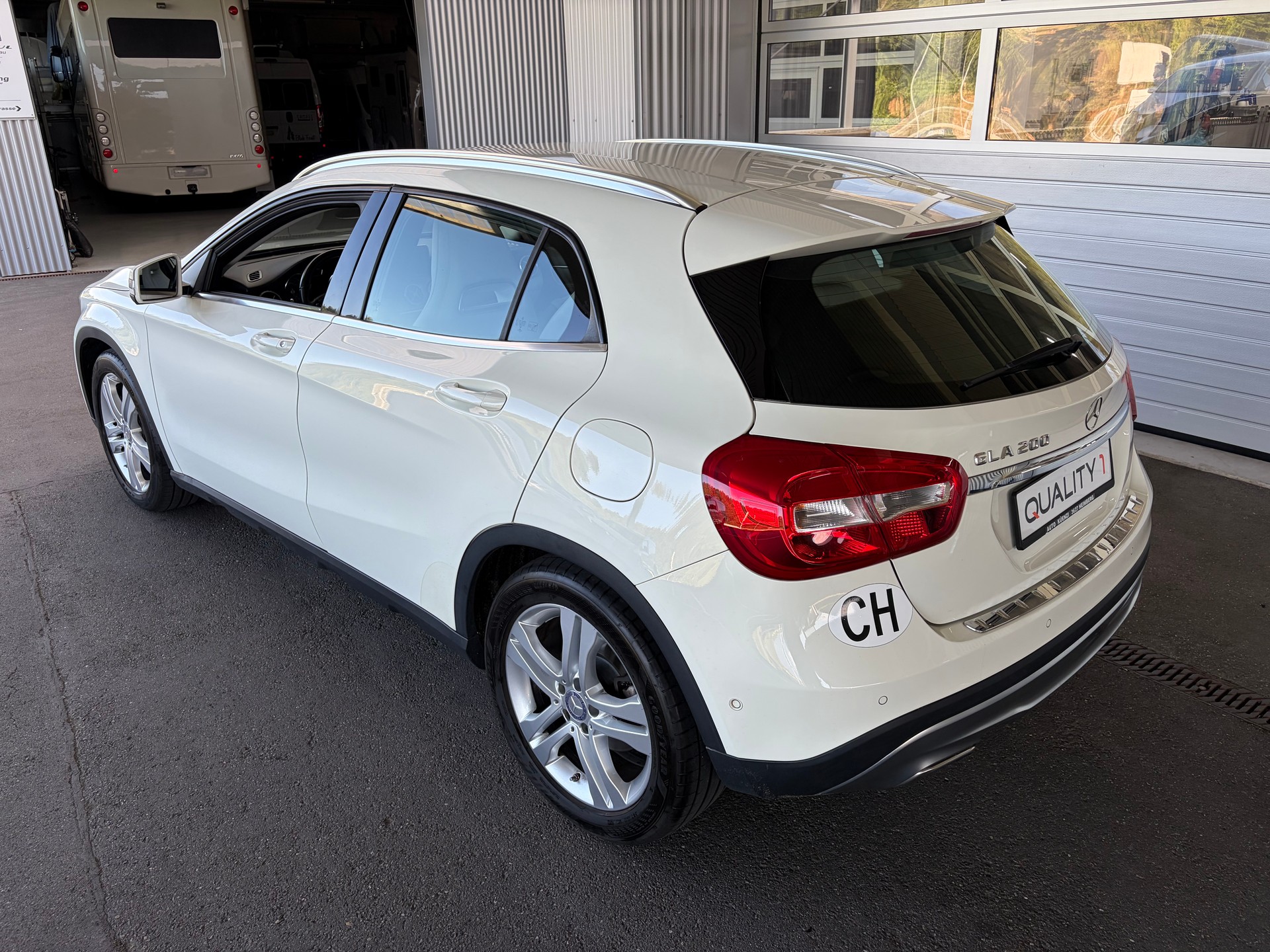 MERCEDES-BENZ GLA 200 Style-showroom-element-2