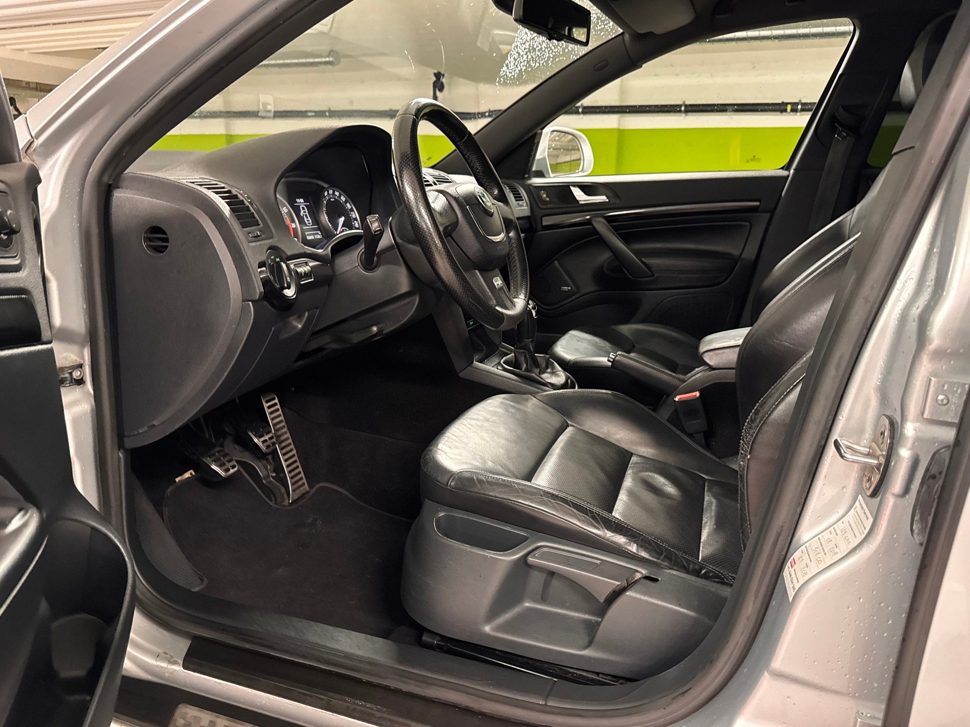 SKODA Octavia Combi 2.0 TSI RS-image-15